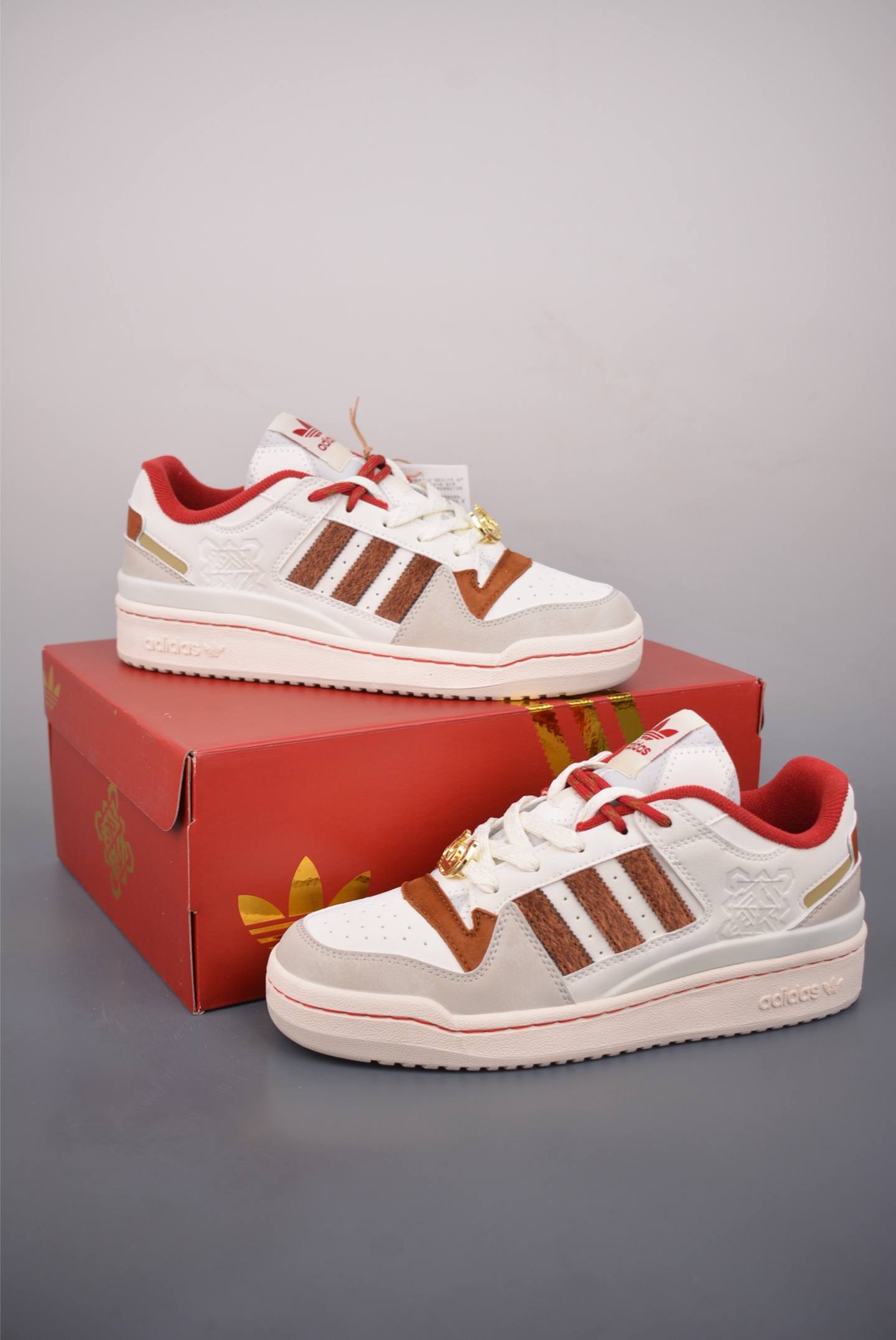 海外渠道版 原盒原标 马年限定 Adidas Forum LOW CL 三叶草低邦 经典魔术贴复古板鞋 KJ8751 海外渠道版 原盒原标 马年限定 Adidas Forum LOW CL 三叶草低邦 经典魔术贴复古板鞋 KJ8751