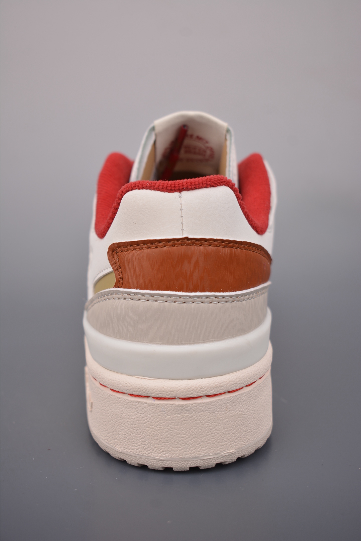 海外渠道版 原盒原标 马年限定 Adidas Forum LOW CL 三叶草低邦 经典魔术贴复古板鞋 KJ8751 海外渠道版 原盒原标 马年限定 Adidas Forum LOW CL 三叶草低邦 经典魔术贴复古板鞋 KJ8751