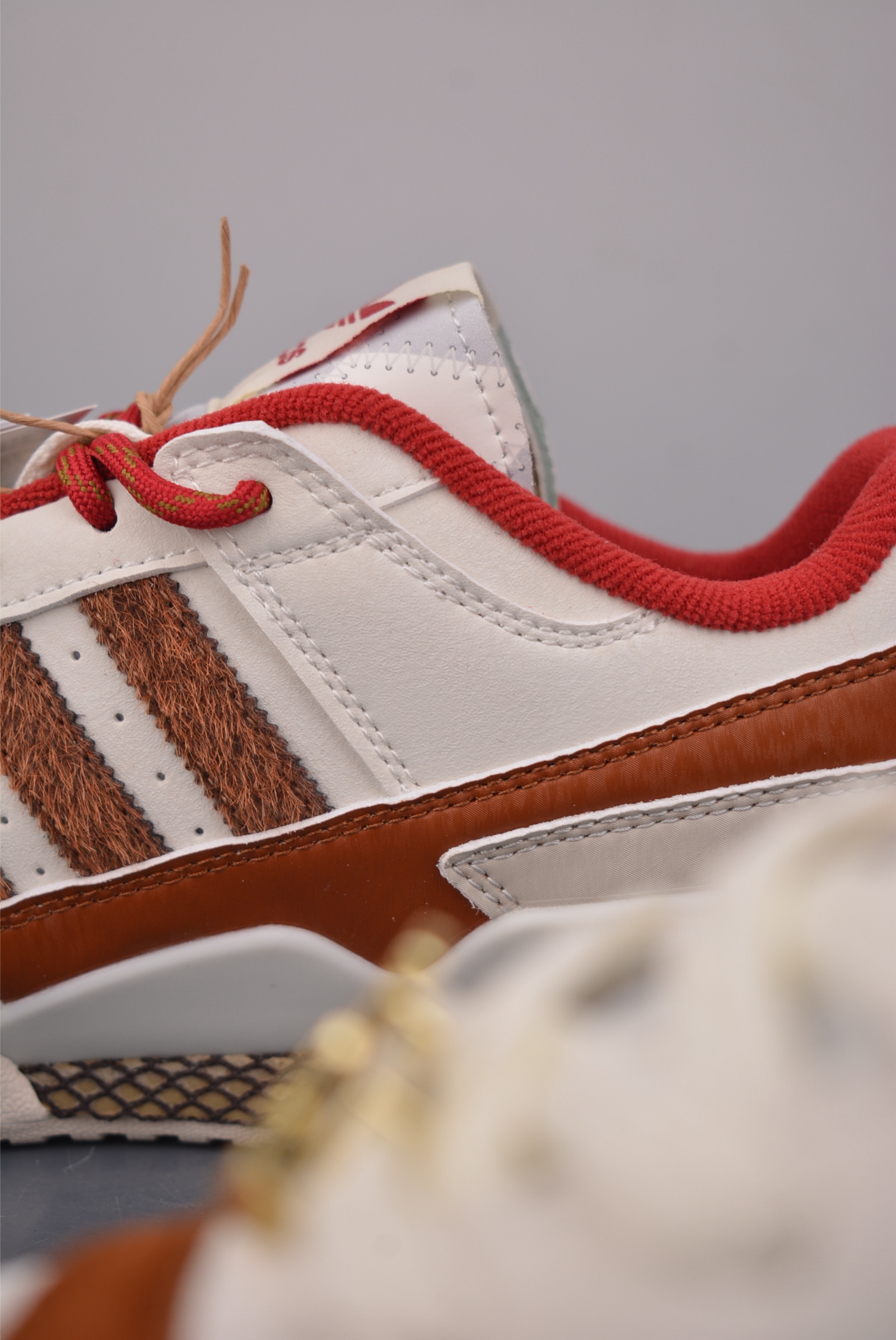 海外渠道版 原盒原标 马年限定 Adidas Forum LOW CL 三叶草低邦 经典魔术贴复古板鞋 KJ8751 海外渠道版 原盒原标 马年限定 Adidas Forum LOW CL 三叶草低邦 经典魔术贴复古板鞋 KJ8751