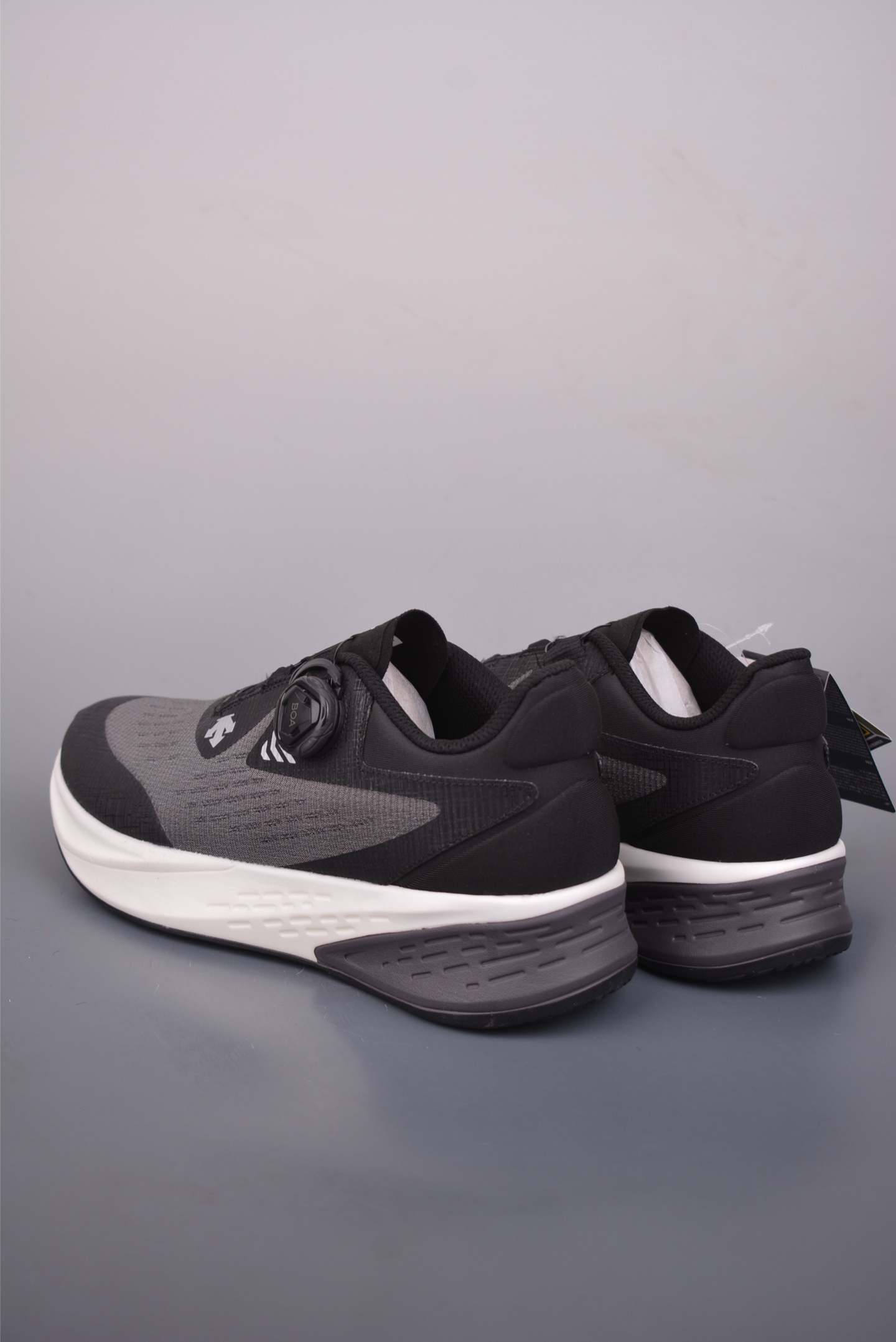 年终清仓福利 💰200
史诗级独家特价 限时抢购
DESCENTE迪桑特 PRIMER GTX
时尚休闲运动覆盖防水男子越野跑鞋
官方同步上架 适合技术路线单日徒步穿着 aeriosflgtx鞋受到长途野外跑步鞋的启发 适合在变化的地形上进行快速轻快的徒步旅行穿着,舒适而有支撑性,使您充满信心。该设计与脚部融为一体,可最大限度地减少摩擦,gore-tex保护膜可防水,采用gore隐形适体(invisiblefit)技术,更轻薄舒适。敏捷、稳定和技术路线上的自信源于vibram® megagrip外底、压缩eva内底以及一体的tpu。重量约:275g技术特点防水透气轻量耐磨鞋子鞋外底结构vibram®megagripM橡胶化合材料耐用柔软鞋子结构tpu鞋头可防磨损压缩eva泡沫内底以及一体的tpu铁芯提高了灵活性和稳定性,使您充满信心鞋子衬垫结构4mm厚or模制插片材料gore-tex薄膜tpu高耐磨保护膜cordura®网眼布
官方货号: D4231RRN233633
尺码: 39 40 41 42 43 44 45 46