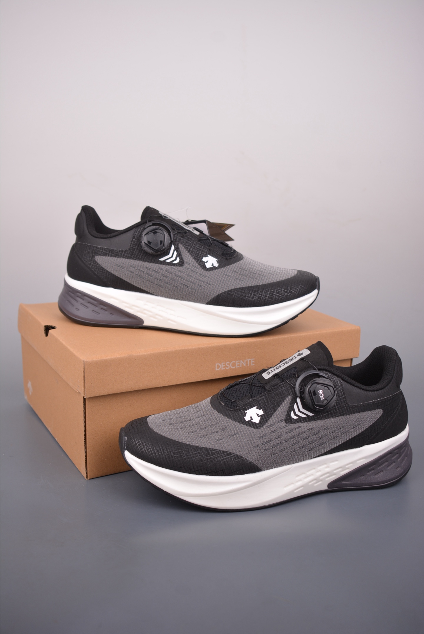 年终清仓福利 💰200
史诗级独家特价 限时抢购
DESCENTE迪桑特 PRIMER GTX
时尚休闲运动覆盖防水男子越野跑鞋
官方同步上架 适合技术路线单日徒步穿着 aeriosflgtx鞋受到长途野外跑步鞋的启发 适合在变化的地形上进行快速轻快的徒步旅行穿着,舒适而有支撑性,使您充满信心。该设计与脚部融为一体,可最大限度地减少摩擦,gore-tex保护膜可防水,采用gore隐形适体(invisiblefit)技术,更轻薄舒适。敏捷、稳定和技术路线上的自信源于vibram® megagrip外底、压缩eva内底以及一体的tpu。重量约:275g技术特点防水透气轻量耐磨鞋子鞋外底结构vibram®megagripM橡胶化合材料耐用柔软鞋子结构tpu鞋头可防磨损压缩eva泡沫内底以及一体的tpu铁芯提高了灵活性和稳定性,使您充满信心鞋子衬垫结构4mm厚or模制插片材料gore-tex薄膜tpu高耐磨保护膜cordura®网眼布
官方货号: D4231RRN233633
尺码: 39 40 41 42 43 44 45 46