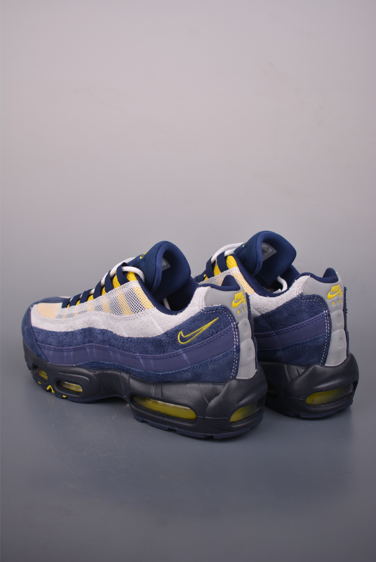 NIKE Air Max 95 版本 潮流百搭 气垫缓震慢跑鞋 HQ8492-400 NIKE Air Max 95 版本 潮流百搭 气垫缓震慢跑鞋 HQ8492-400