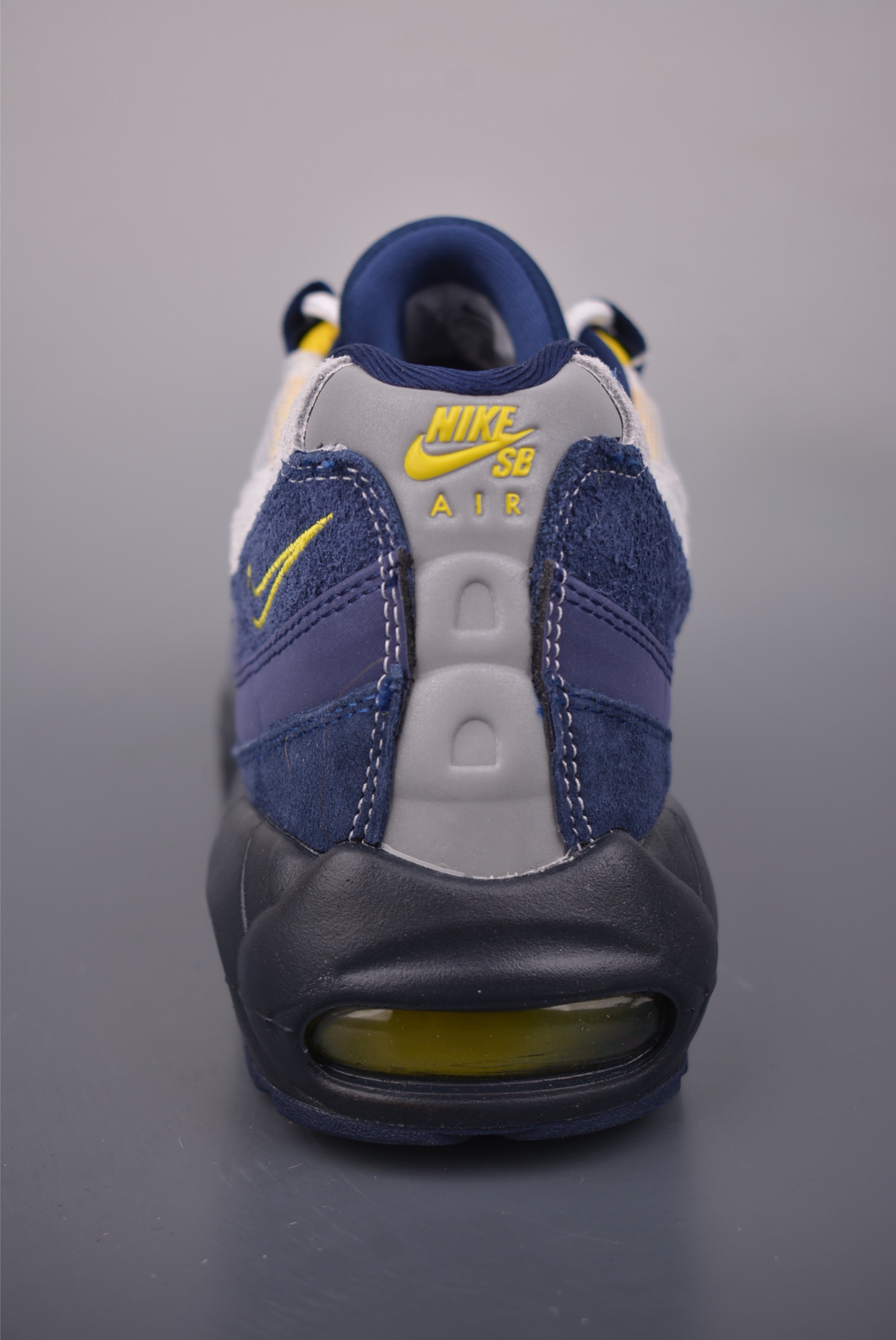 NIKE Air Max 95 版本 潮流百搭 气垫缓震慢跑鞋 HQ8492-400 NIKE Air Max 95 版本 潮流百搭 气垫缓震慢跑鞋 HQ8492-400