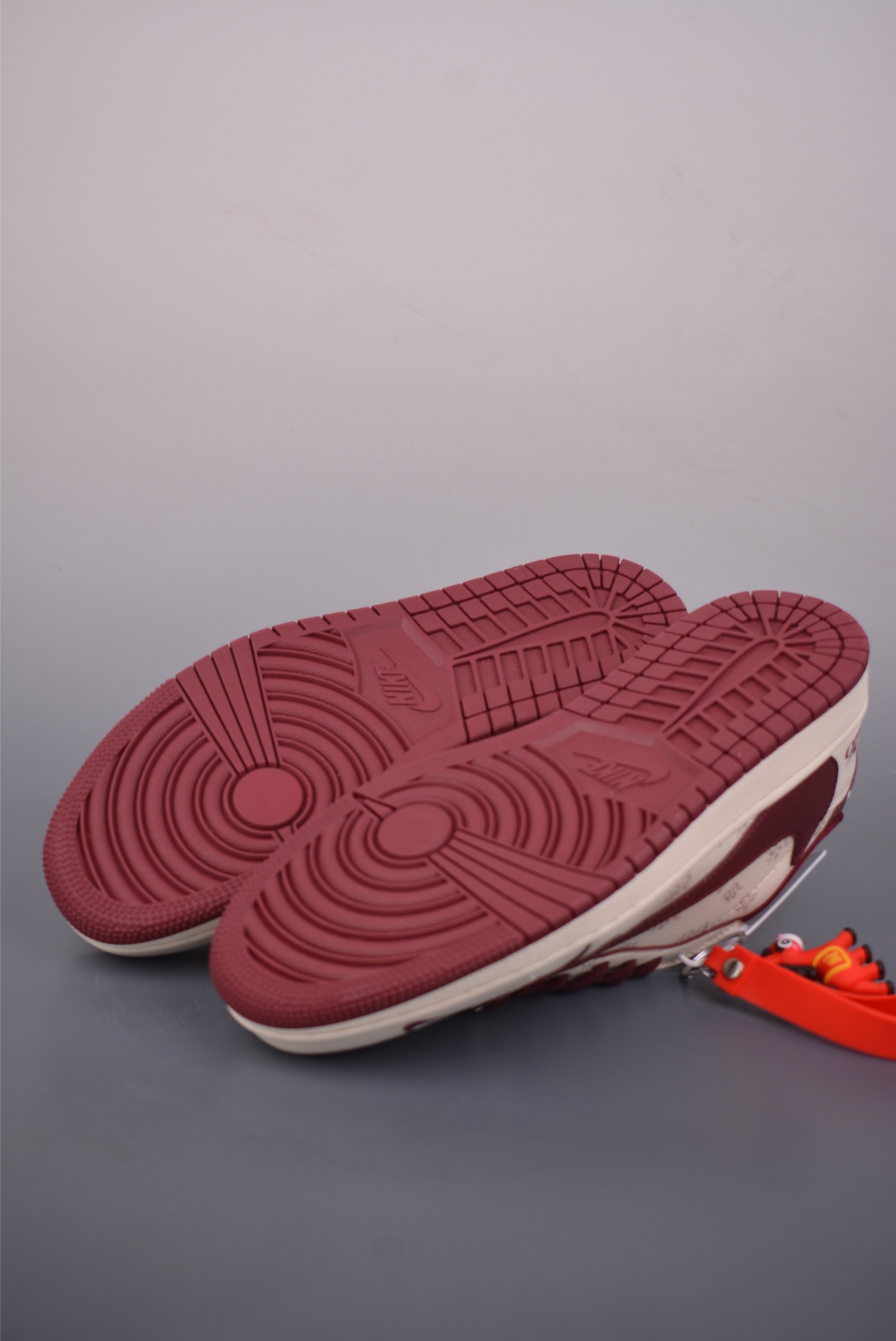 Fragment x Travis Scott x 马年限定 Air Jordan 1 Low 三方联名倒钩 CX5050-Y66 Fragment x Travis Scott x 马年限定 Air Jordan 1 Low 三方联名倒钩 CX5050-Y66