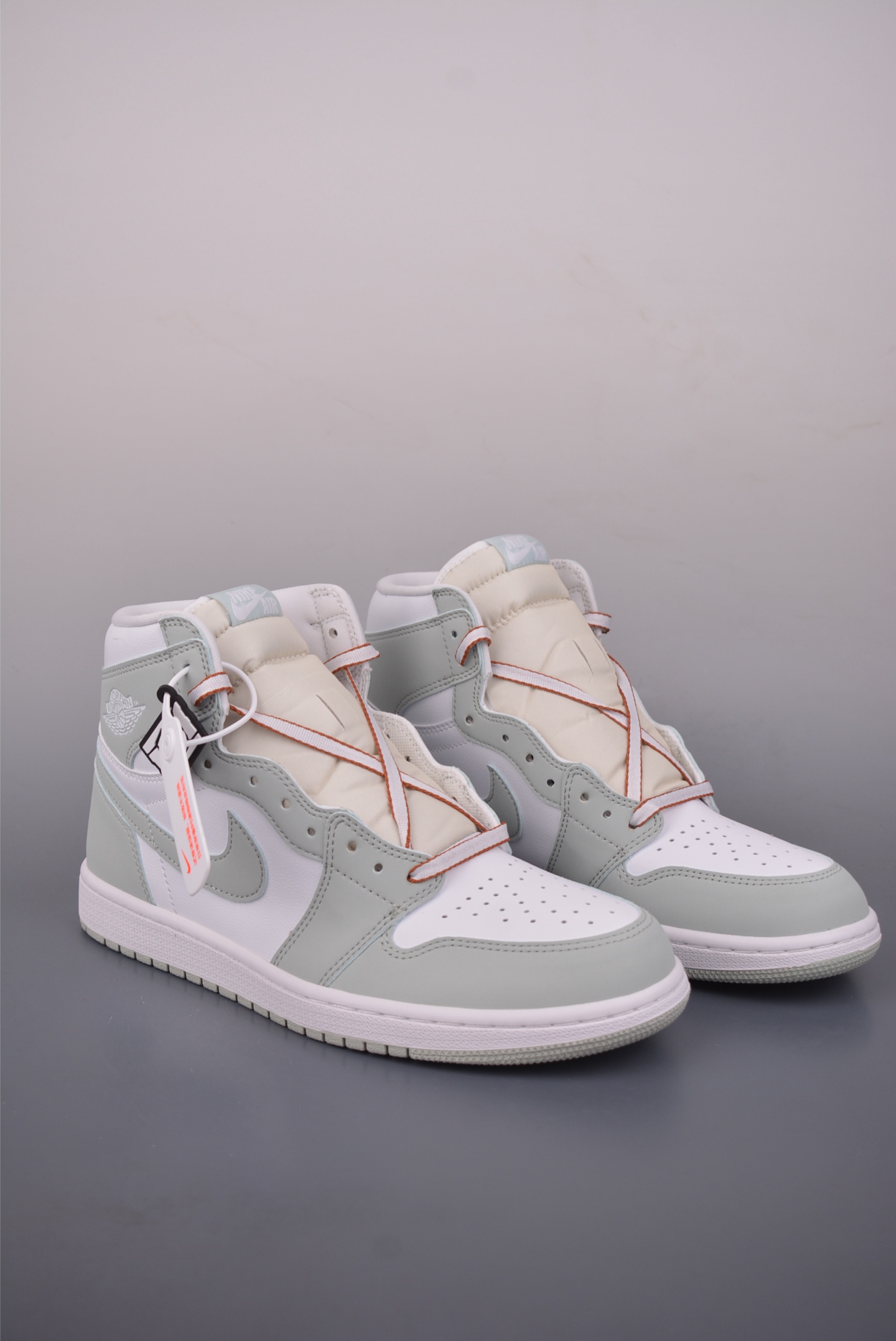 💰240 
Jordan Air Jordan 1 High OG 
白绿 莞产原底面 市售性价比之王 
同价区间无对手 性价比触顶 
东莞大厂极限压缩利润
国内顶级头层皮料订染 用料绝不含糊 工艺方面大到整体鞋型 漏斗收腰 底线拉帮 LOGO立体 小到针眼排布 载片对称 冲孔效果 鞋标规范 鞋垫背胶等等
预算不足的老铁 极力推荐此版本👌🏻👌🏻
官方货号：CD0461 0023731
Size：36 37 37.5 38 38.5 39 40 40.5 41 42 42.5 43 44 44.5 45 46 47.5 48