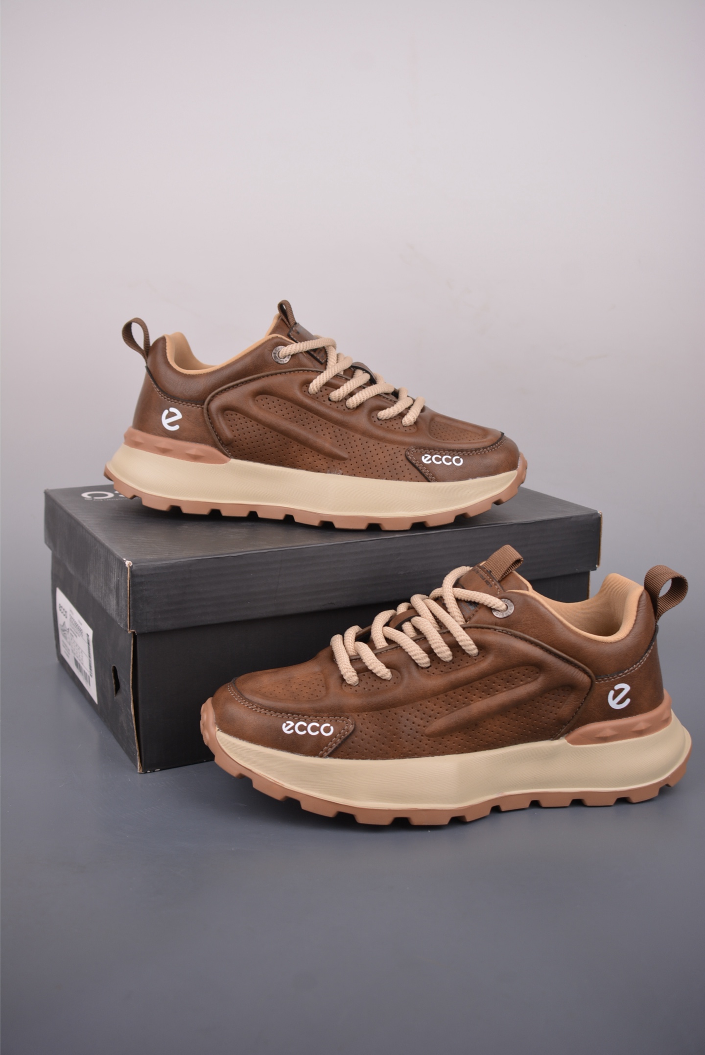 💰220 
ECCO爱步跑步鞋百搭舒适 
秋冬新款厚底休闲运动鞋男鞋 
灵动系列 黄景瑜同款 品质牛皮鞋面
轻盈柔韧 具有良好的透气性 
细腻柔软 简约系带设计 
可自由调节松紧 贴合脚型 
PU泡沫橡胶大底 抓地力强 
具有良好的防滑耐磨性 时尚简约 休闲百搭 
官方货号: 8899883213
码数：39 40 41 42 43 44