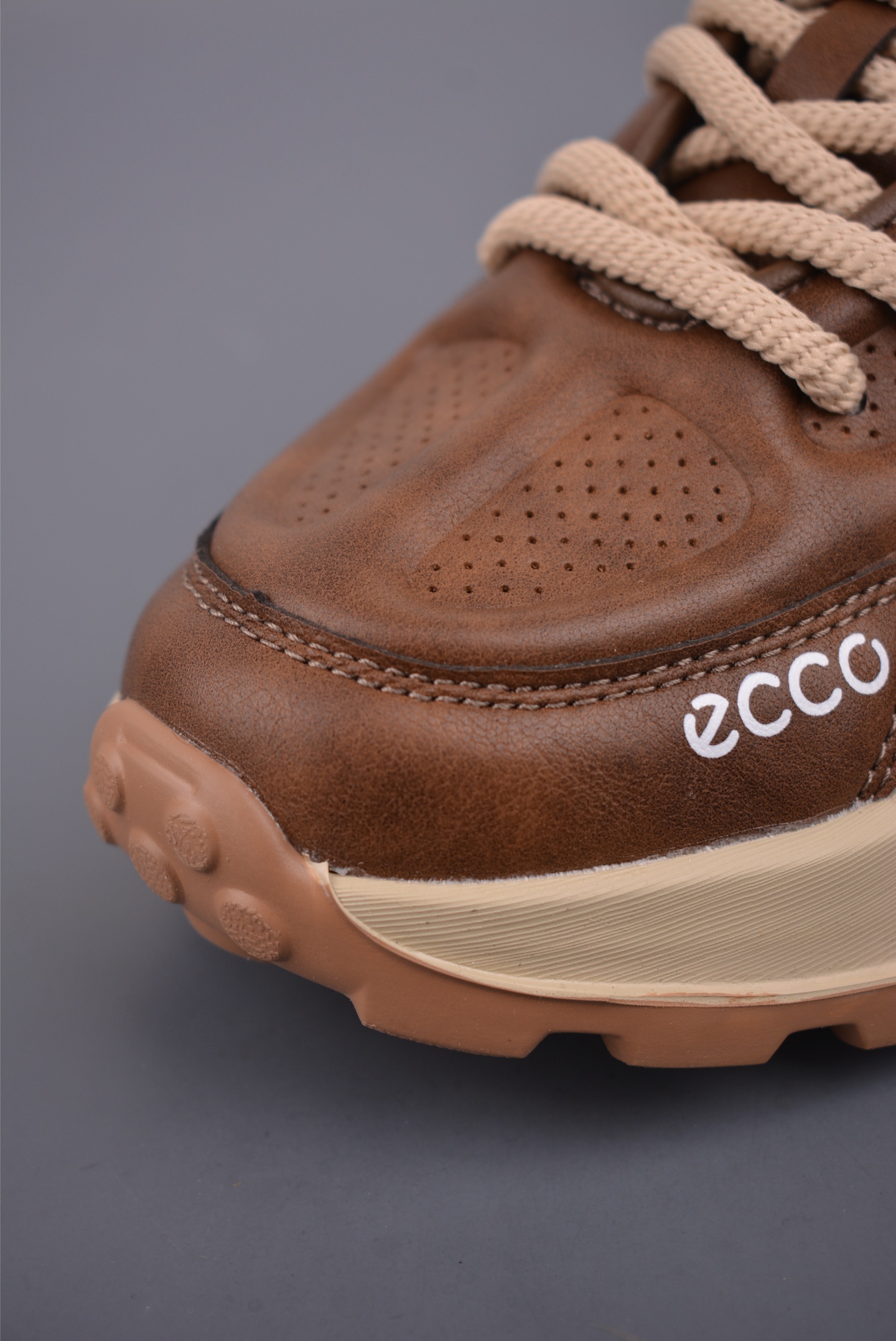 💰220 
ECCO爱步跑步鞋百搭舒适 
秋冬新款厚底休闲运动鞋男鞋 
灵动系列 黄景瑜同款 品质牛皮鞋面
轻盈柔韧 具有良好的透气性 
细腻柔软 简约系带设计 
可自由调节松紧 贴合脚型 
PU泡沫橡胶大底 抓地力强 
具有良好的防滑耐磨性 时尚简约 休闲百搭 
官方货号: 8899883213
码数：39 40 41 42 43 44