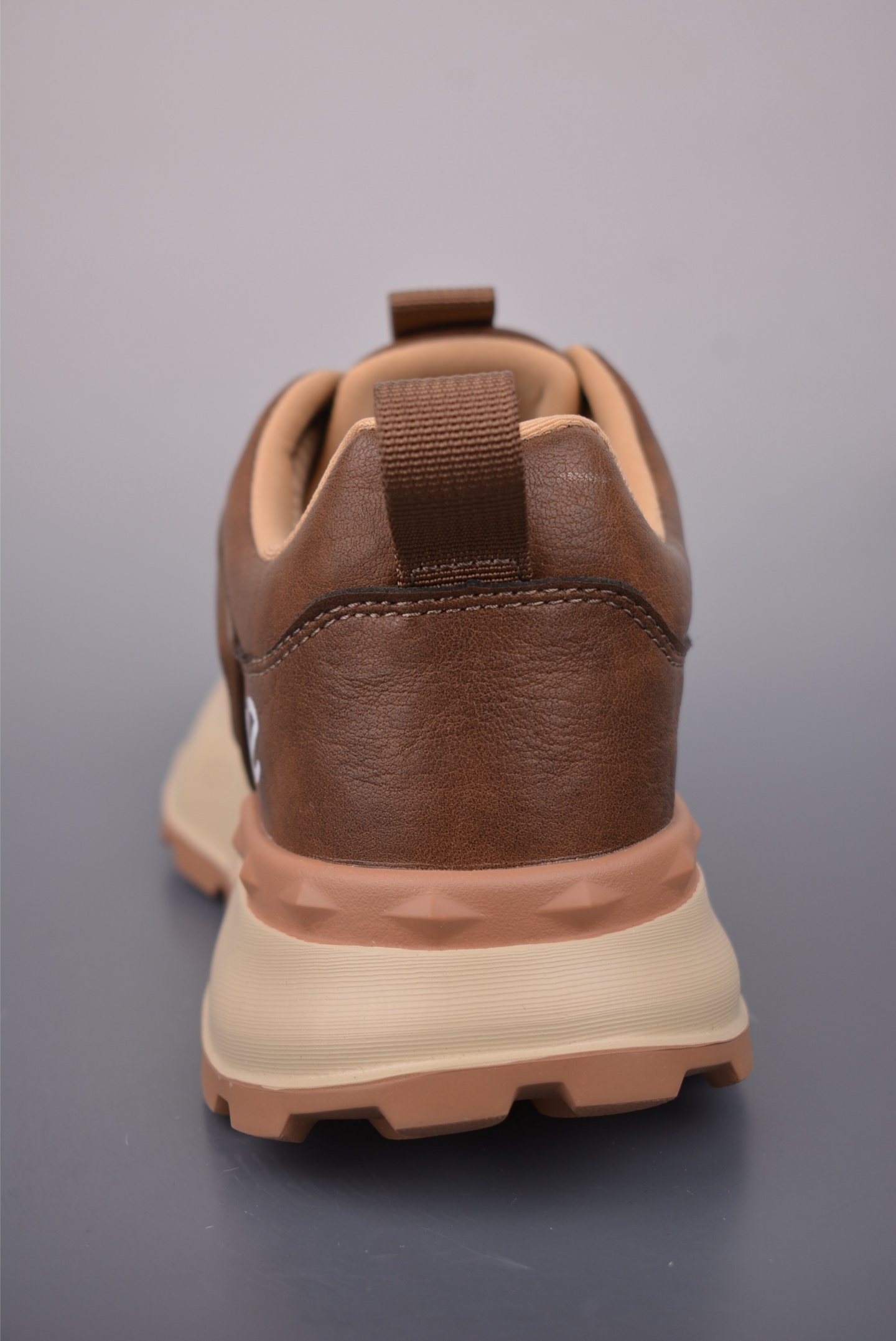 💰220 
ECCO爱步跑步鞋百搭舒适 
秋冬新款厚底休闲运动鞋男鞋 
灵动系列 黄景瑜同款 品质牛皮鞋面
轻盈柔韧 具有良好的透气性 
细腻柔软 简约系带设计 
可自由调节松紧 贴合脚型 
PU泡沫橡胶大底 抓地力强 
具有良好的防滑耐磨性 时尚简约 休闲百搭 
官方货号: 8899883213
码数：39 40 41 42 43 44