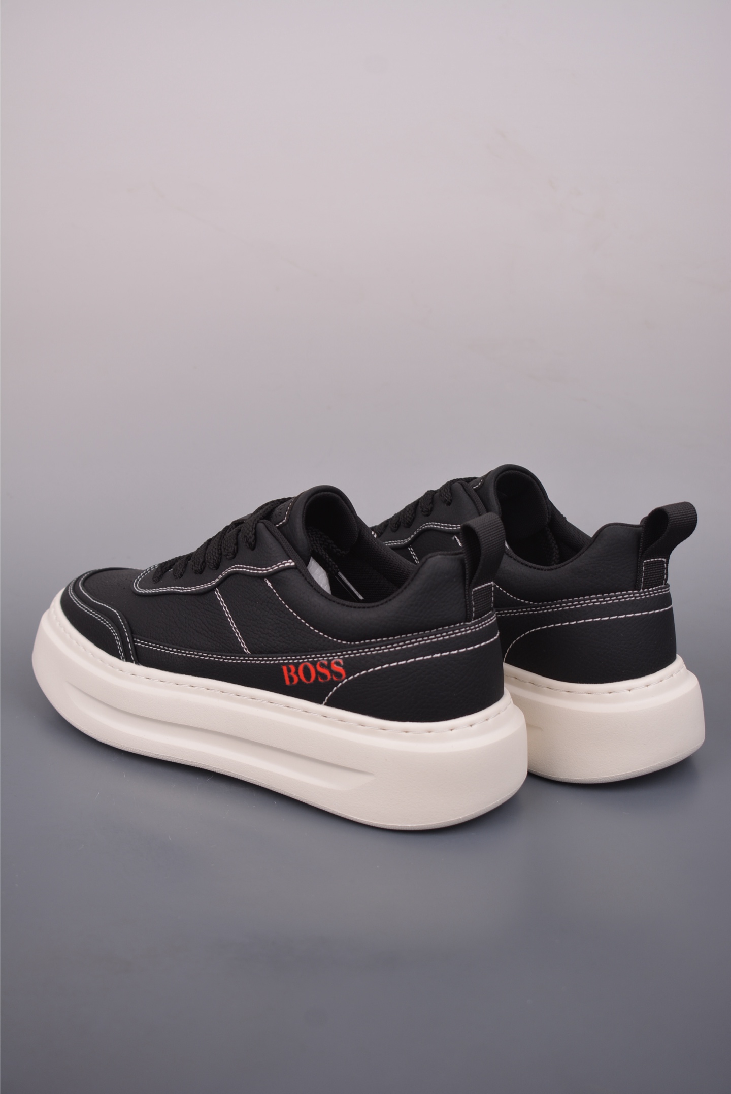 💰200 
BOSS - 雨果博斯 秋季钢印版本
新款德国高端品牌专柜同步新款
以奢华高端设计出货 鞋面采用原版进口
纳帕小牛皮配滴胶而成  原版水染牛皮内里 高邦马丁休闲系列
官方货号: 2731
尺码: 39 40 41 42 43 44