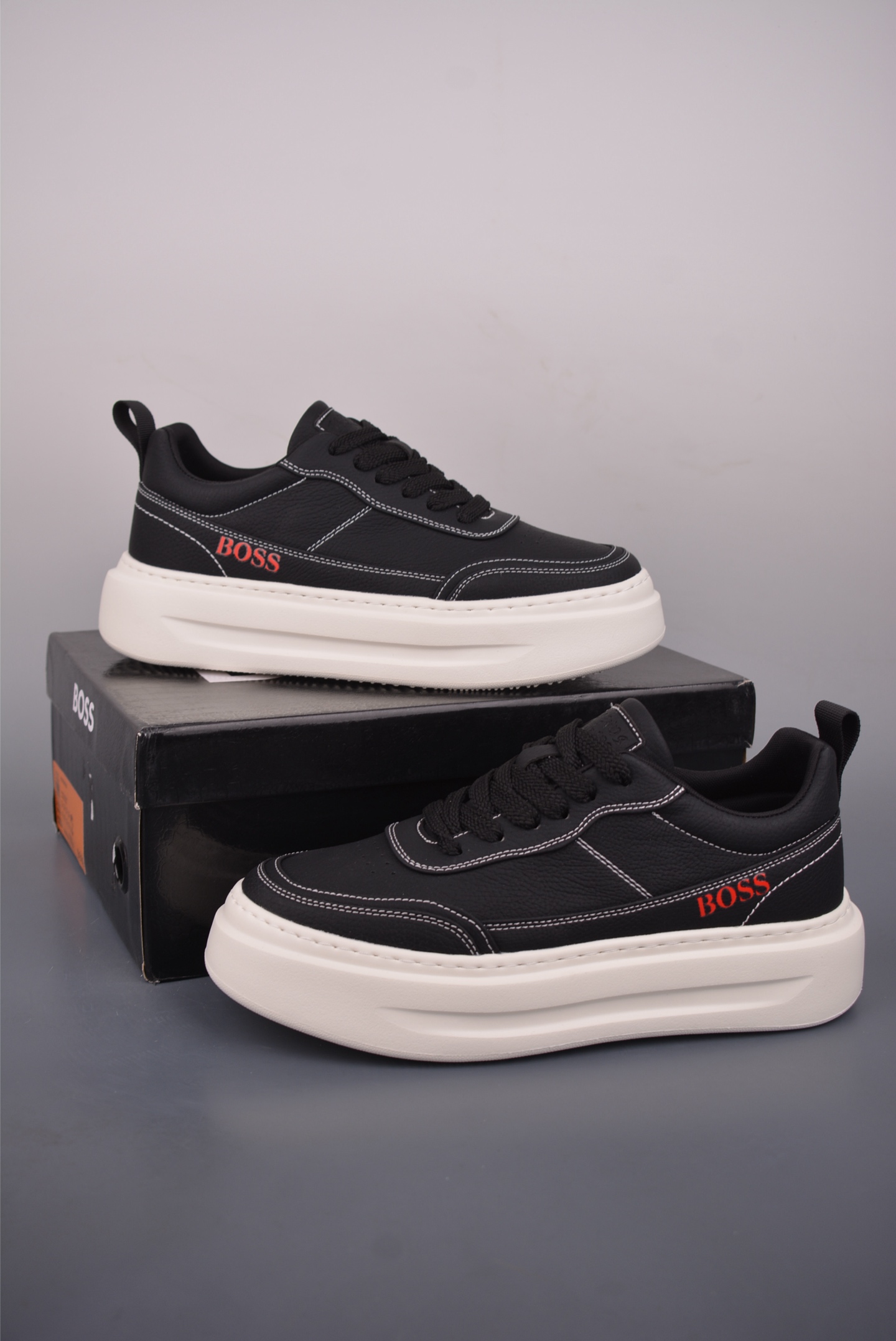 💰200 
BOSS - 雨果博斯 秋季钢印版本
新款德国高端品牌专柜同步新款
以奢华高端设计出货 鞋面采用原版进口
纳帕小牛皮配滴胶而成  原版水染牛皮内里 高邦马丁休闲系列
官方货号: 2731
尺码: 39 40 41 42 43 44