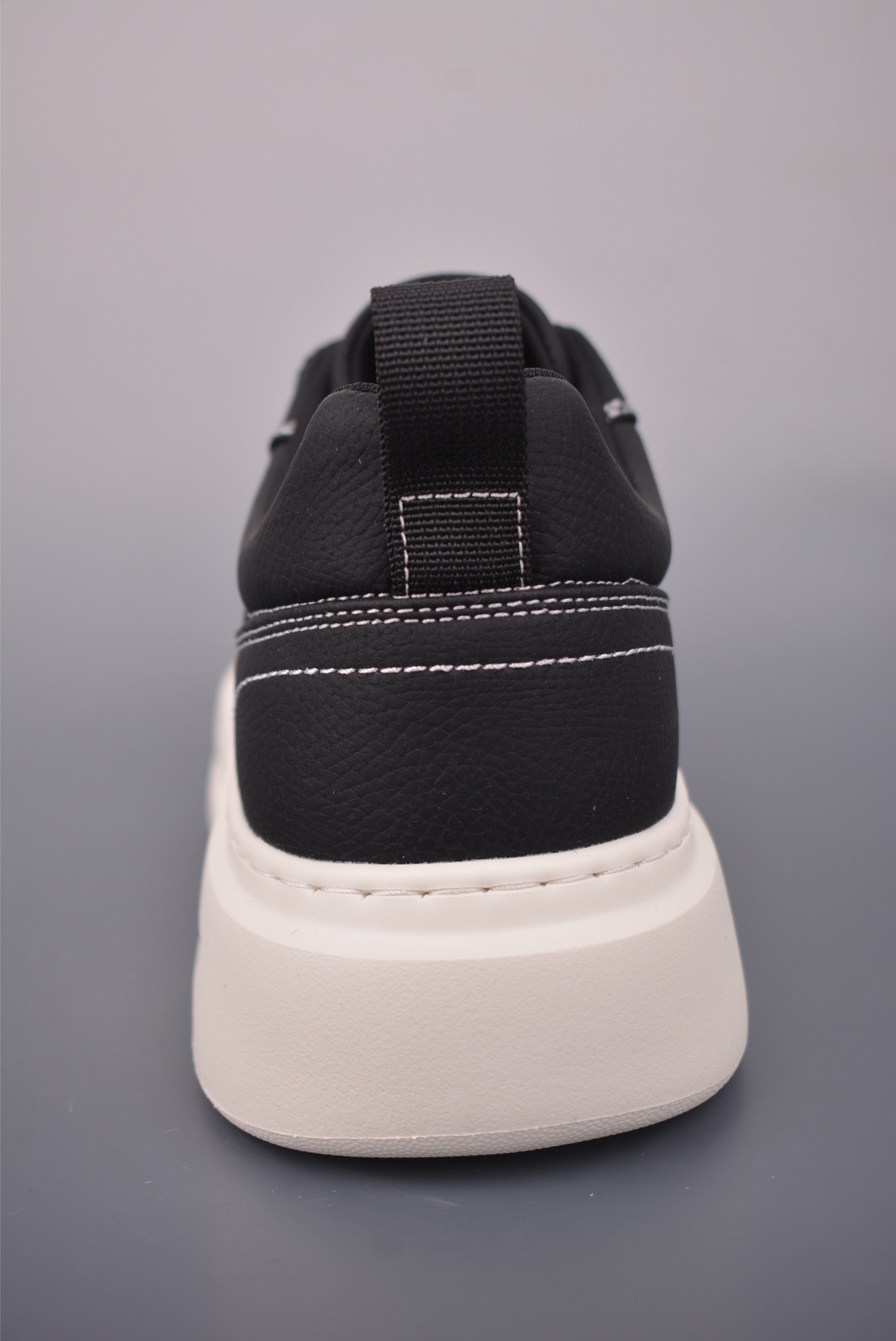 💰200 
BOSS - 雨果博斯 秋季钢印版本
新款德国高端品牌专柜同步新款
以奢华高端设计出货 鞋面采用原版进口
纳帕小牛皮配滴胶而成  原版水染牛皮内里 高邦马丁休闲系列
官方货号: 2731
尺码: 39 40 41 42 43 44