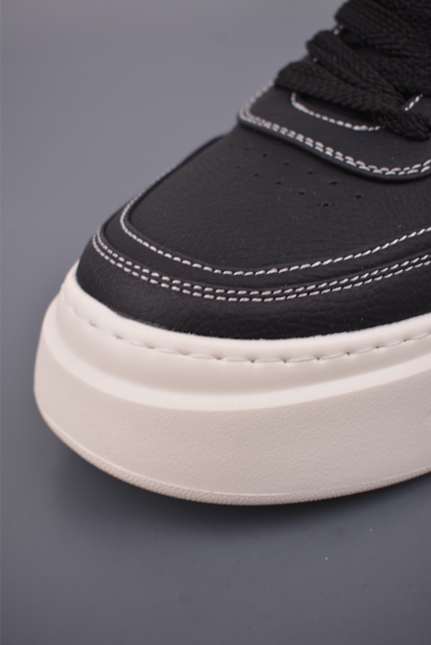 💰200 
BOSS - 雨果博斯 秋季钢印版本
新款德国高端品牌专柜同步新款
以奢华高端设计出货 鞋面采用原版进口
纳帕小牛皮配滴胶而成  原版水染牛皮内里 高邦马丁休闲系列
官方货号: 2731
尺码: 39 40 41 42 43 44