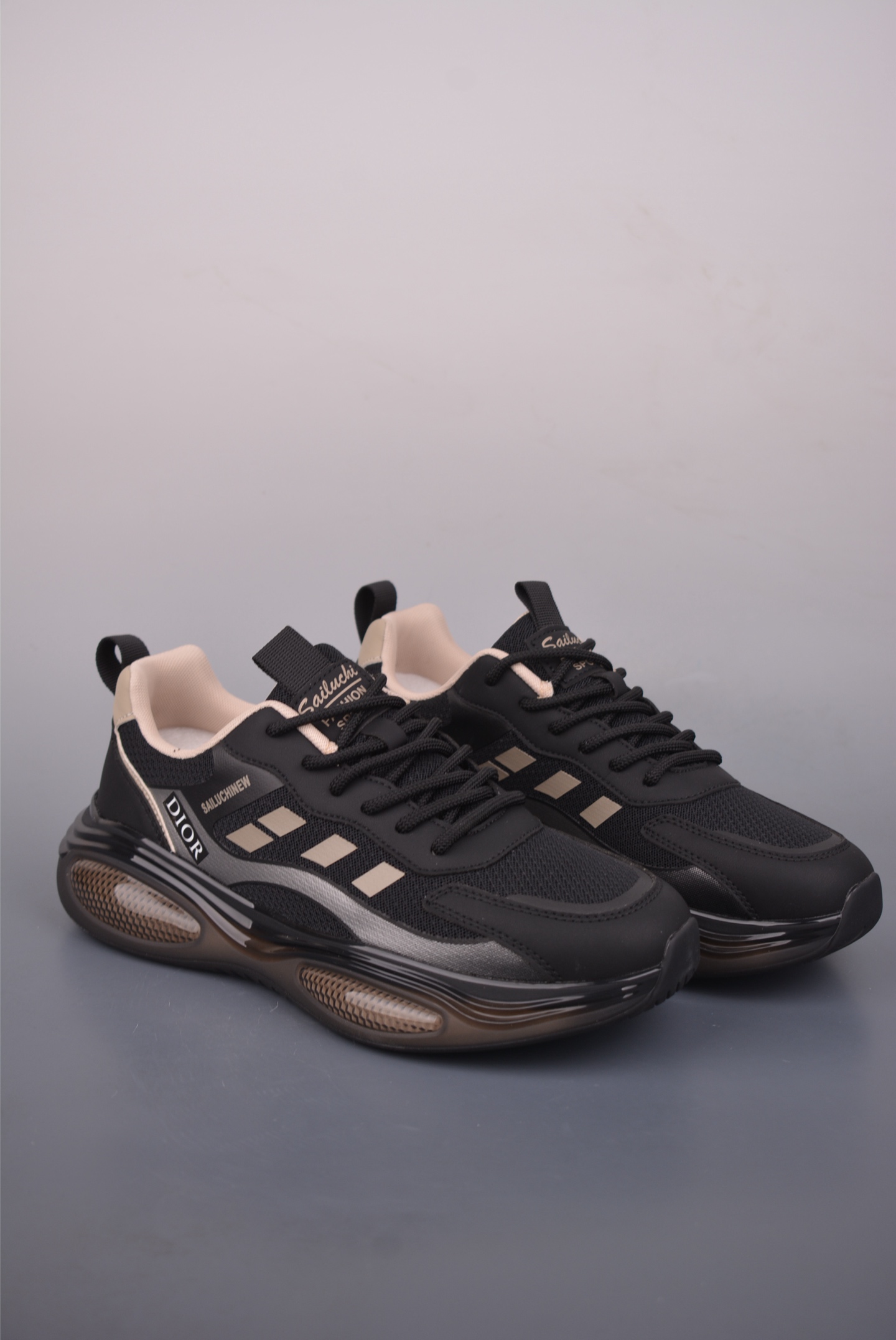 💰200
DIOR迪奥 CD1低帮 网面 运动休闲鞋
鞋舌饰以‘DIOR’标志 搭配轻盈的橡胶鞋底
可与各式休闲或运动单品随心搭配
釆用超软舒适透气面料
同源出厂真丝绸防尘鞋套袋
原装雪梨形超软沙绒纸团
鞋底采用橡胶大底内外锁死工艺
最大限度弯折永不开胶 原鞋一致效果
官方货号: CN86082731
尺码: 39 40 41 42 43 44 45