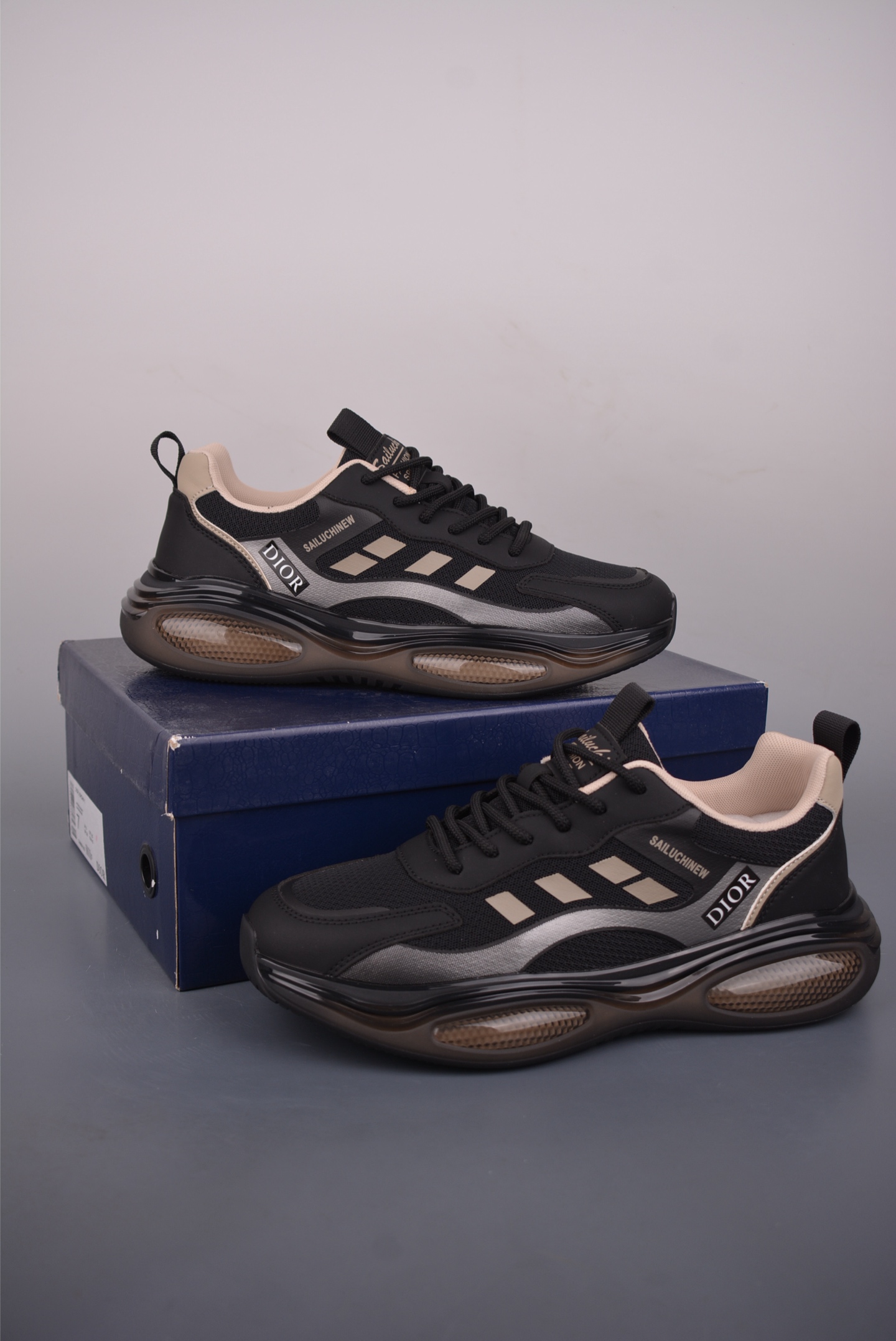 💰200
DIOR迪奥 CD1低帮 网面 运动休闲鞋
鞋舌饰以‘DIOR’标志 搭配轻盈的橡胶鞋底
可与各式休闲或运动单品随心搭配
釆用超软舒适透气面料
同源出厂真丝绸防尘鞋套袋
原装雪梨形超软沙绒纸团
鞋底采用橡胶大底内外锁死工艺
最大限度弯折永不开胶 原鞋一致效果
官方货号: CN86082731
尺码: 39 40 41 42 43 44 45