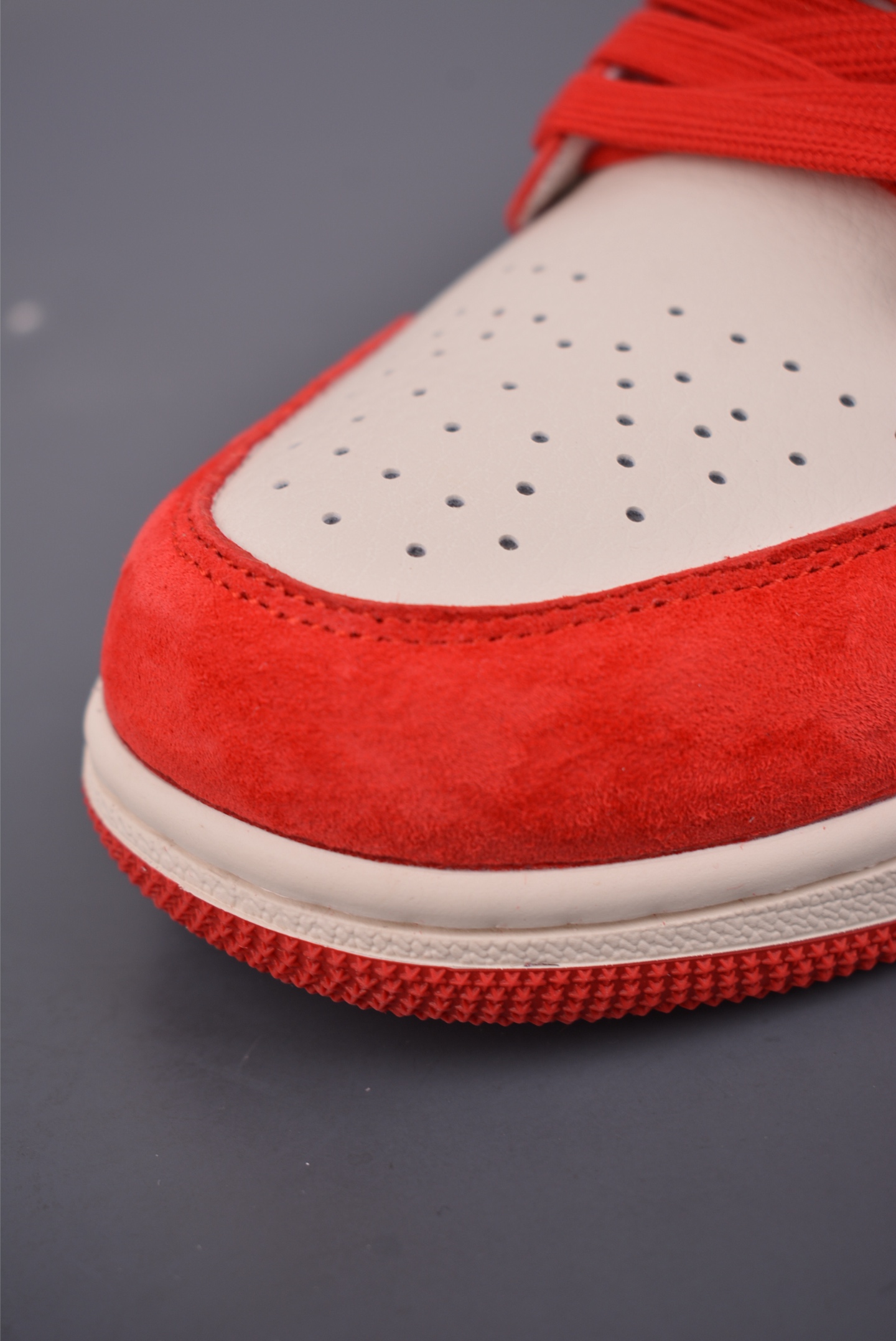 💰260 
Nike Jordan Air Jordan 1 马年限定
纯原大厂出品 极力推薦
定制鞋盒 大厂纯原品质出货 
超高清洁度 皮料切割干净无任何毛边 细节完美 
官方货号：DX6259 60227 110
Size: 36 36.5 37.5 38 38.5 39 40 40.5 41 42 42.5 43 44 44.5 45