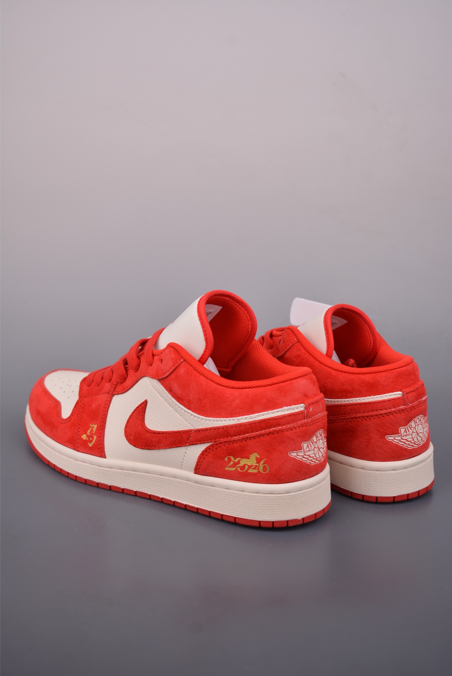 💰260 
Nike Jordan Air Jordan 1 马年限定
纯原大厂出品 极力推薦
定制鞋盒 大厂纯原品质出货 
超高清洁度 皮料切割干净无任何毛边 细节完美 
官方货号：DX6259 60227 110
Size: 36 36.5 37.5 38 38.5 39 40 40.5 41 42 42.5 43 44 44.5 45