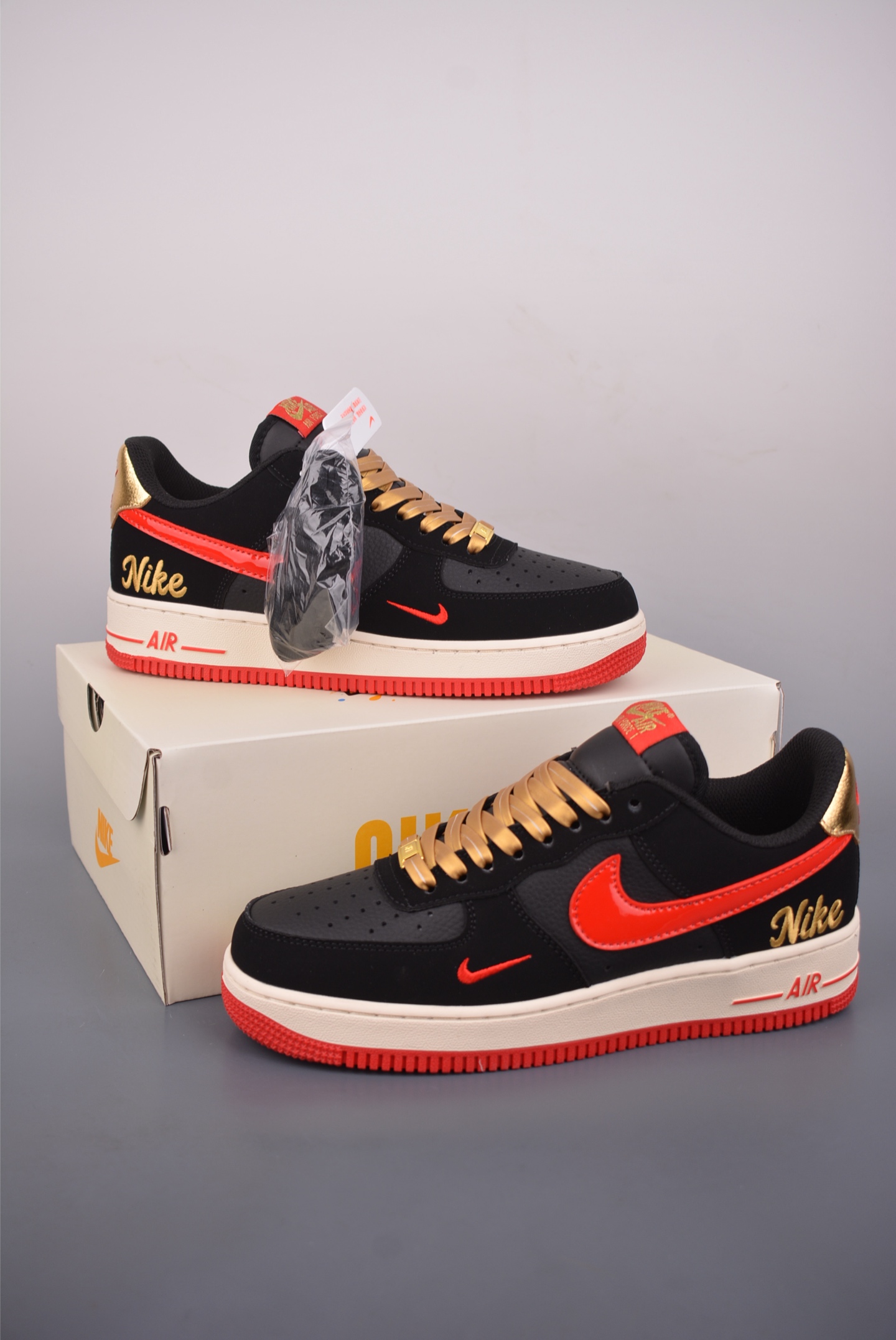 💰260
Nike Air Force 1 Low 马年限定
原楦头原纸板 打造纯正空军版型
专注外贸渠道 全掌内置蜂窝气垫
原盒配件 原厂中底钢印、拉帮完美
官方货号: NH0601 5281635
Size: 36 36.5 37.5 38 38.5 39 40 40.5 41 42 42.5 43 44 45