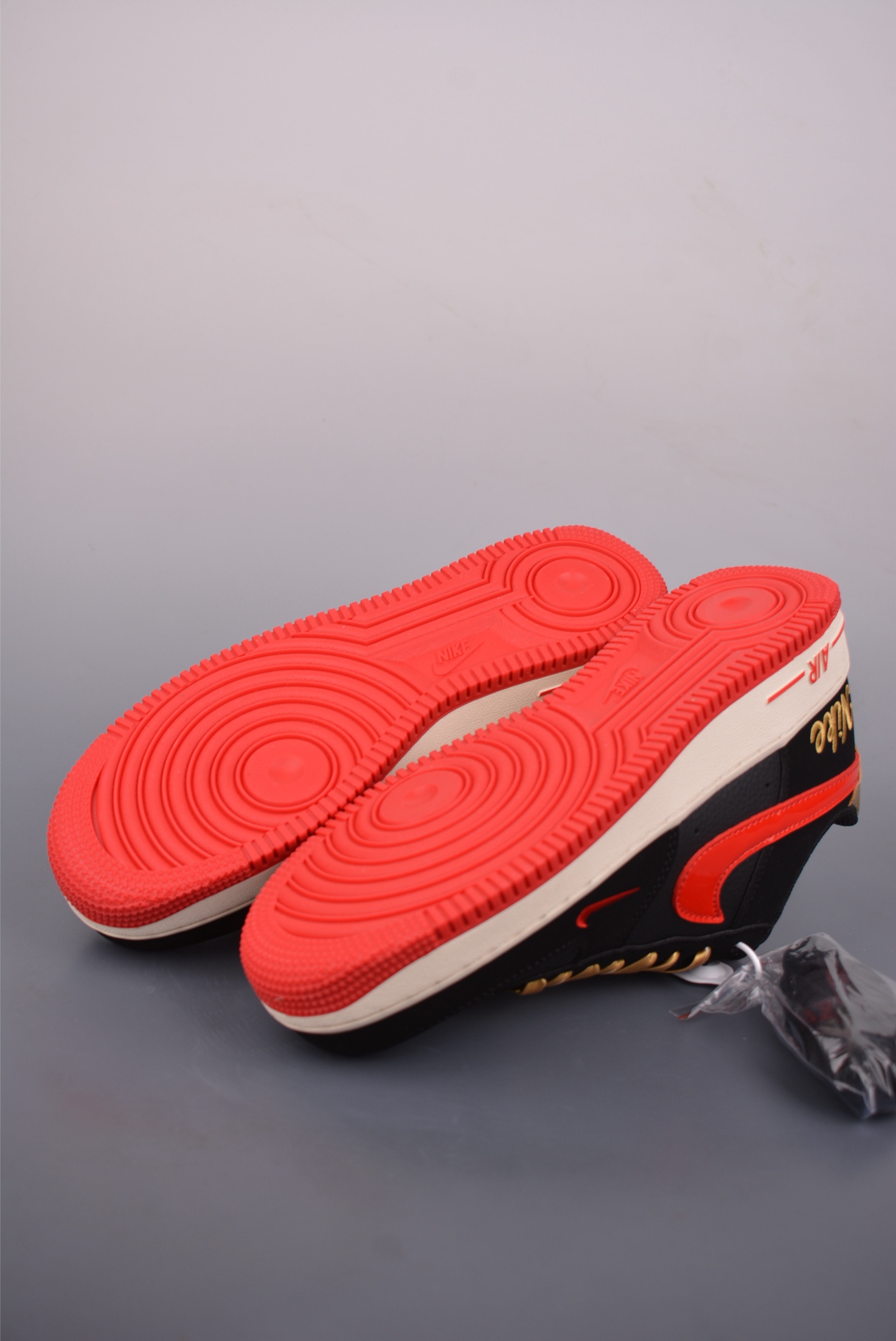 💰260
Nike Air Force 1 Low 马年限定
原楦头原纸板 打造纯正空军版型
专注外贸渠道 全掌内置蜂窝气垫
原盒配件 原厂中底钢印、拉帮完美
官方货号: NH0601 5281635
Size: 36 36.5 37.5 38 38.5 39 40 40.5 41 42 42.5 43 44 45