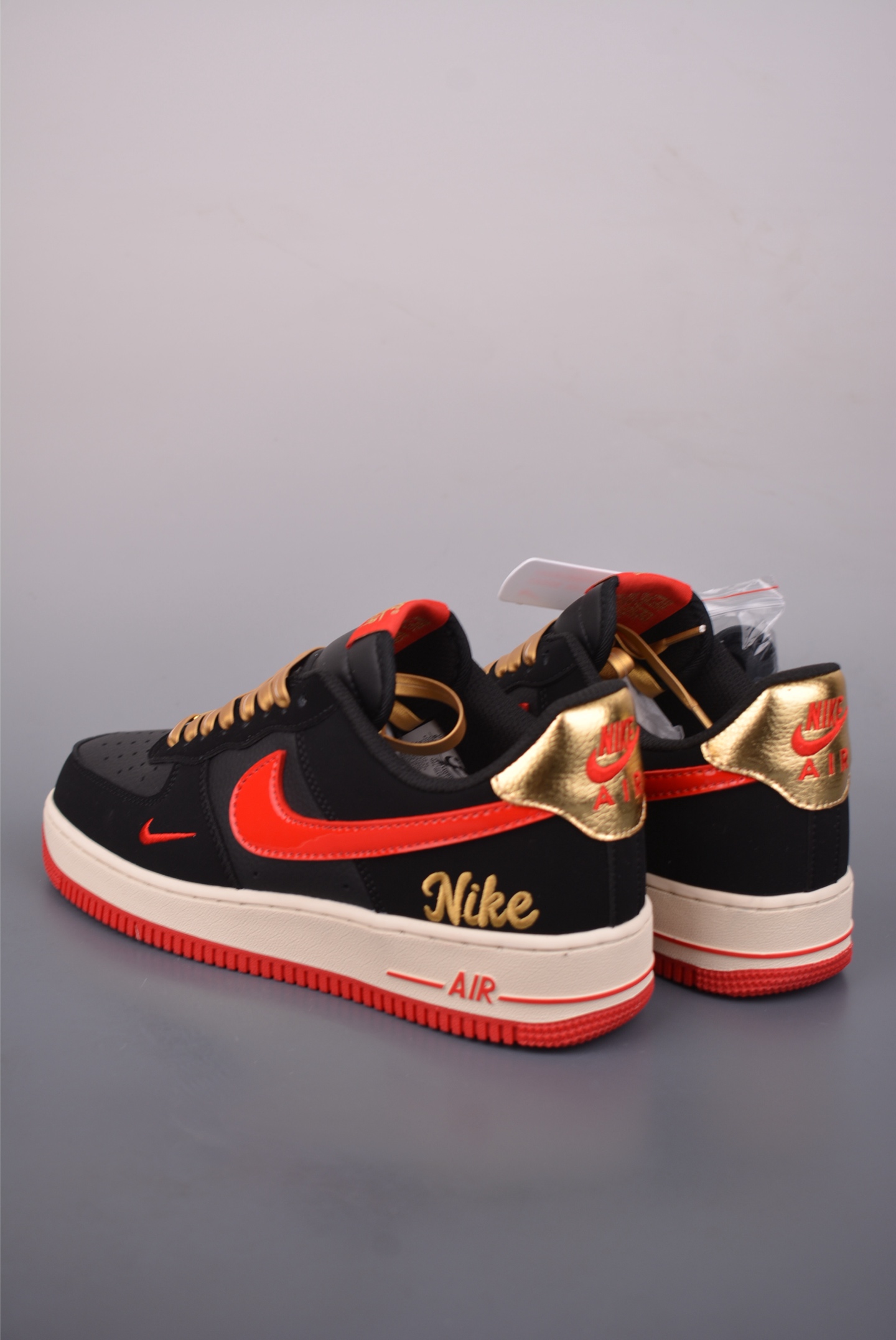 💰260
Nike Air Force 1 Low 马年限定
原楦头原纸板 打造纯正空军版型
专注外贸渠道 全掌内置蜂窝气垫
原盒配件 原厂中底钢印、拉帮完美
官方货号: NH0601 5281635
Size: 36 36.5 37.5 38 38.5 39 40 40.5 41 42 42.5 43 44 45