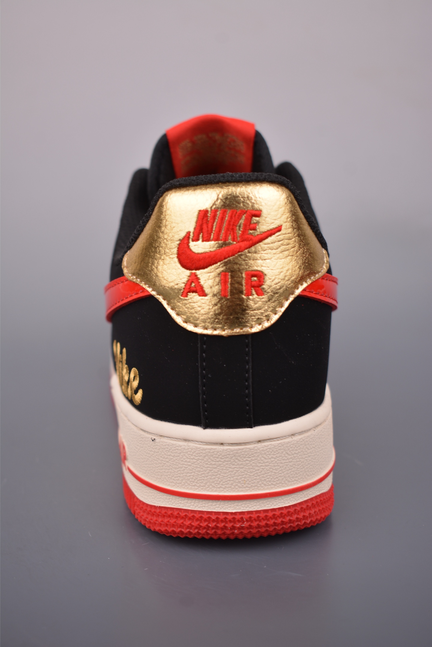 💰260
Nike Air Force 1 Low 马年限定
原楦头原纸板 打造纯正空军版型
专注外贸渠道 全掌内置蜂窝气垫
原盒配件 原厂中底钢印、拉帮完美
官方货号: NH0601 5281635
Size: 36 36.5 37.5 38 38.5 39 40 40.5 41 42 42.5 43 44 45