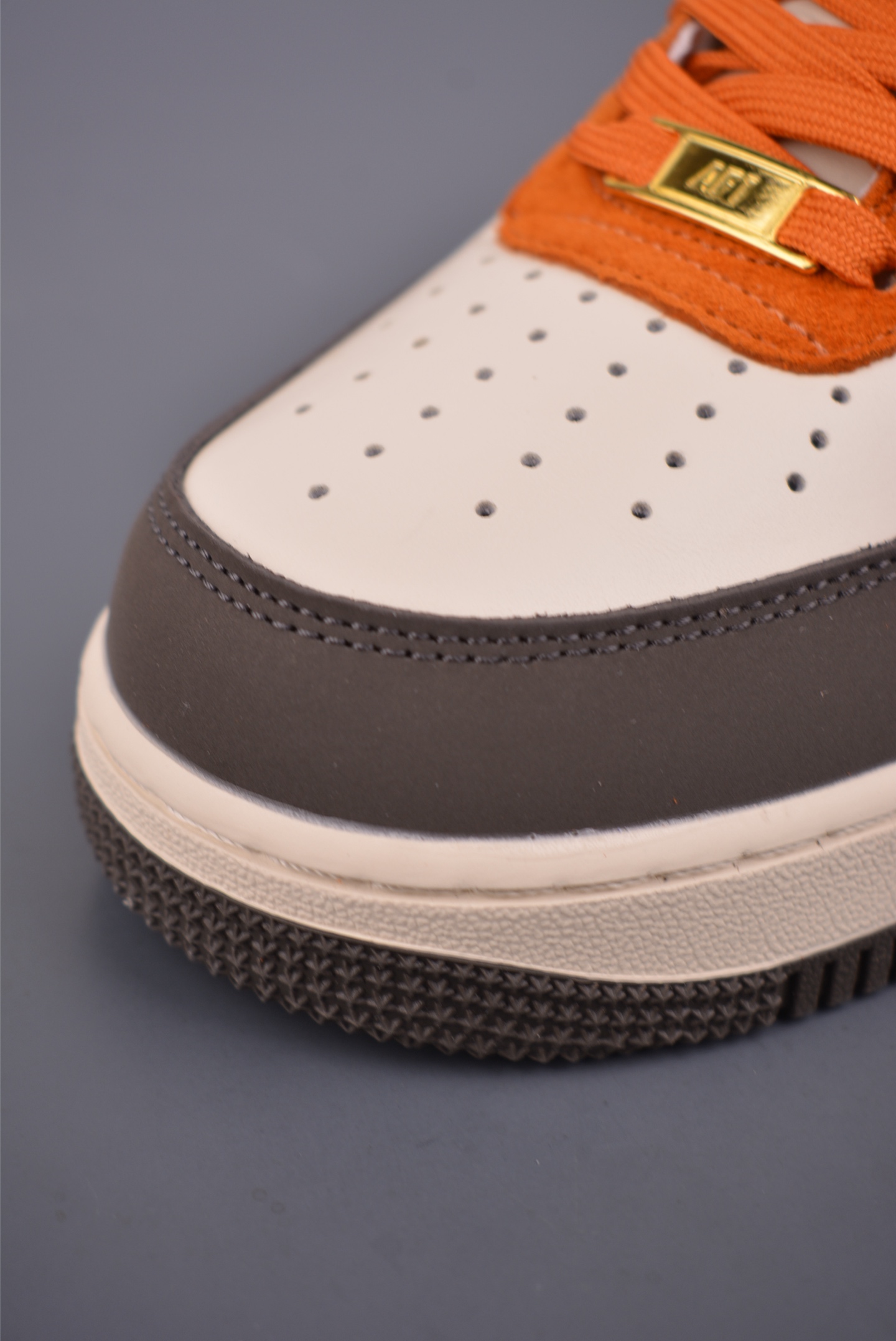 💰260
Nike Air Force 1 Low 马年限定
原楦头原纸板 打造纯正空军版型
专注外贸渠道 全掌内置蜂窝气垫
原盒配件 原厂中底钢印、拉帮完美
官方货号: NH0601 5301635
Size: 36 36.5 37.5 38 38.5 39 40 40.5 41 42 42.5 43 44 45