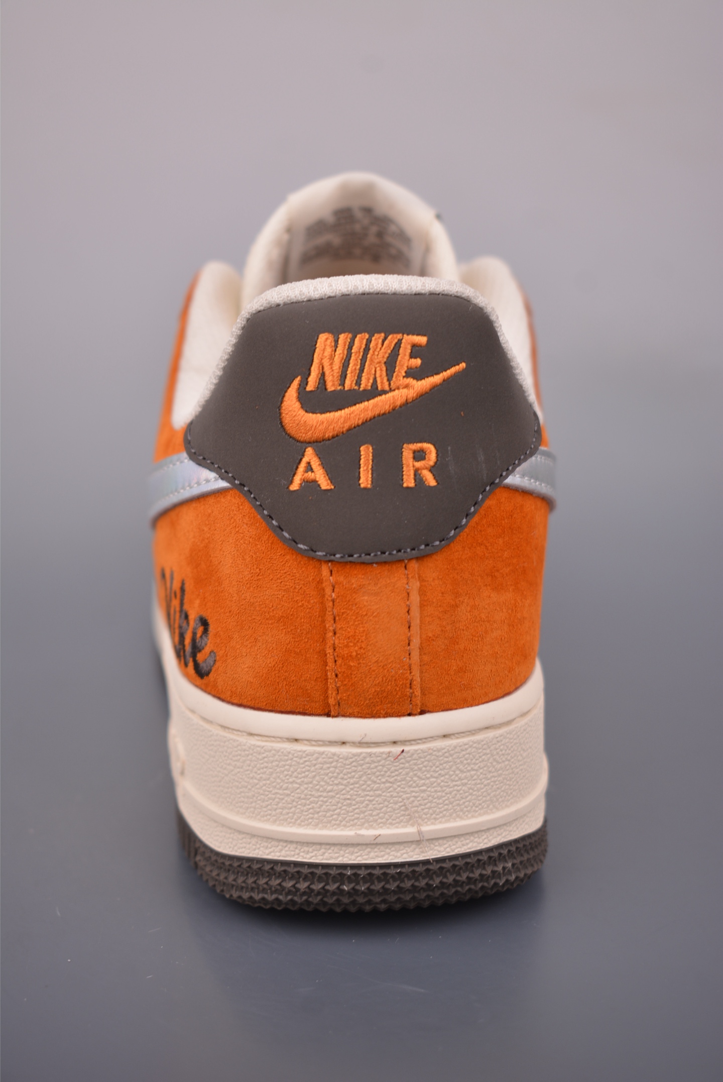 💰260
Nike Air Force 1 Low 马年限定
原楦头原纸板 打造纯正空军版型
专注外贸渠道 全掌内置蜂窝气垫
原盒配件 原厂中底钢印、拉帮完美
官方货号: NH0601 5301635
Size: 36 36.5 37.5 38 38.5 39 40 40.5 41 42 42.5 43 44 45