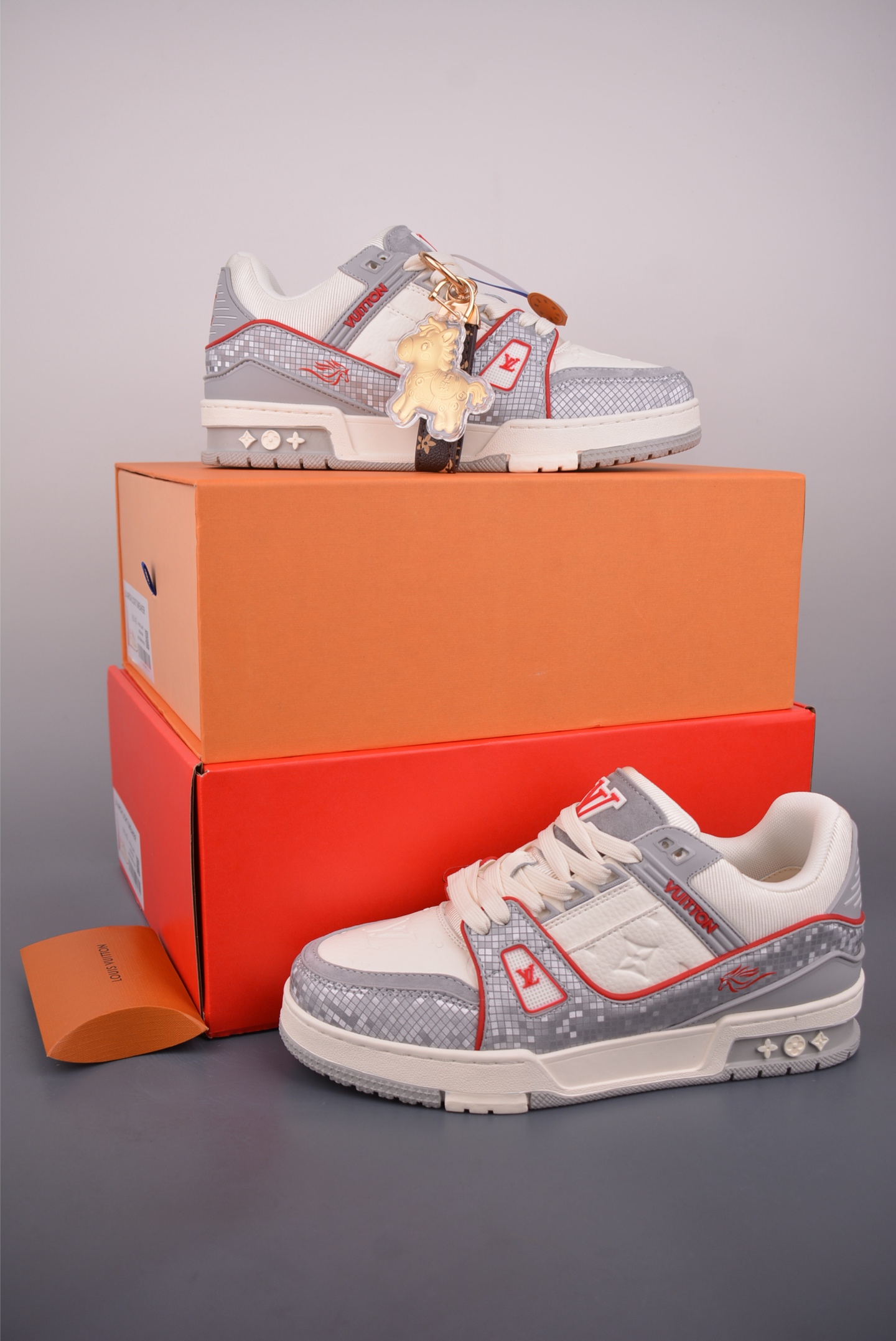 LOUIS VUITTON 路易威登 马年限定 LV Trainer 顶级创意联名 3311331-Top High Quatity Cheap Sneakers Fashion Clothing Clothes Bags handbags Shoes of all Brand wholesale With The best Quality And Beautiful Price from China Factory Chinese suppliers wholesaler seller LOUIS VUITTON 路易威登 马年限定 LV Trainer 顶级创意联名 3311331