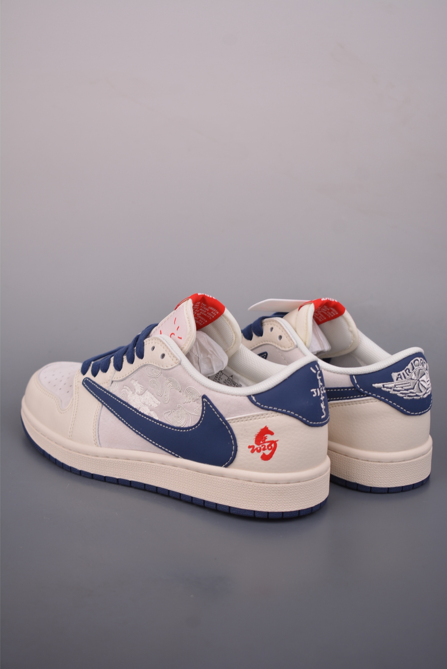 💰260
Fragment x Travis Scott x 马年限定
Air Jordan 1 Low 三方联名倒钩
全新的三方联名低帮倒钩鞋面延续了黑脚趾设计,整双鞋以全荔枝皮打造,腰身搭配白色「倒勾」,再点缀上Travis Scott 标志性的Logo,后跟处以藤原浩最拿手的蓝色为主色调,完善极具Fragment Design的白蓝黑设计风格,左右脚分别以Travis Scott鬼脸和乔丹飞翼加以修饰,彰显出三方联名的奢华格调。
官方货号:ZH2598 9062529
Size:36 36.5 37.5 38 38.5 39 40 40.5 41 42 42.5 43 44 44.5 45