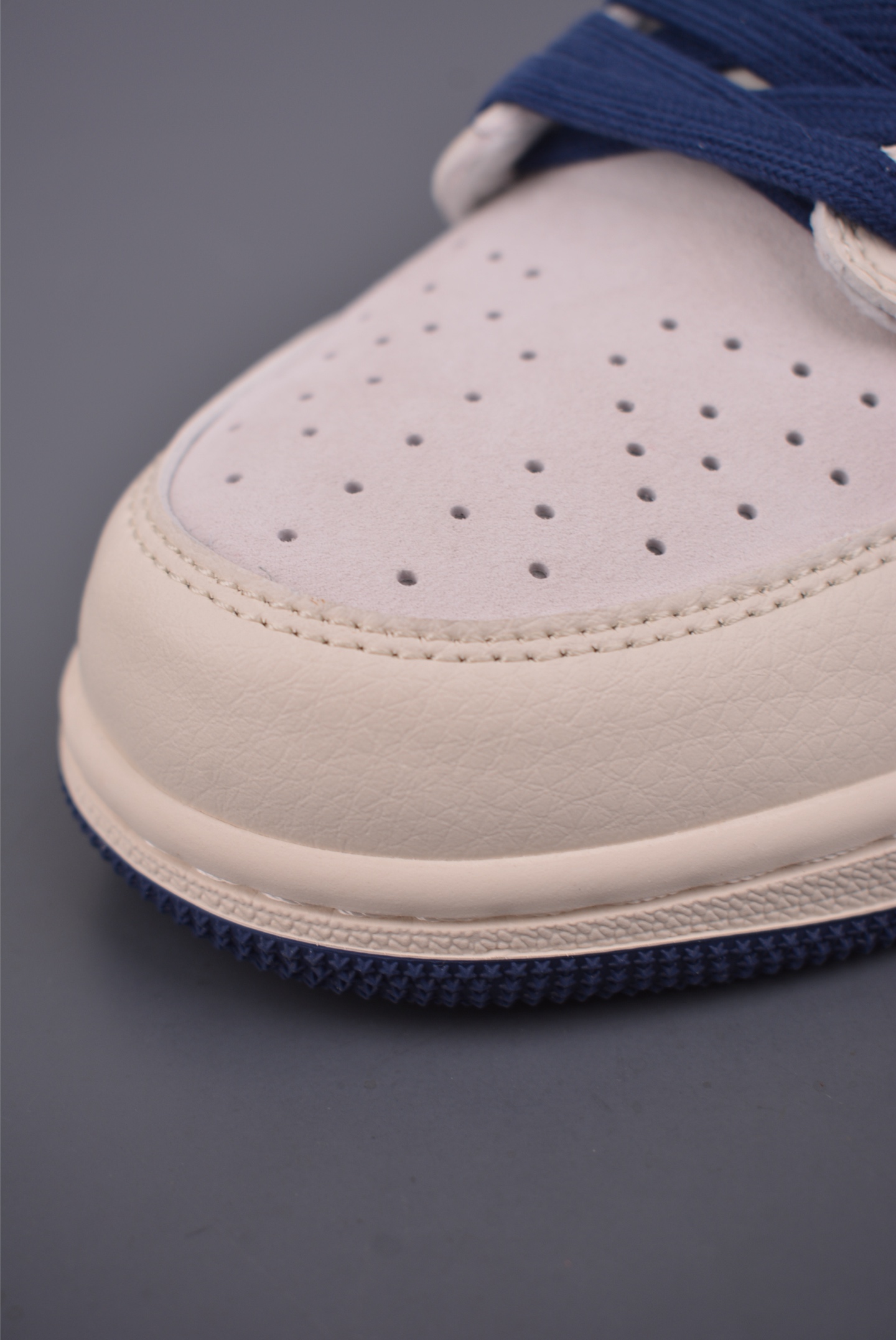 💰260
Fragment x Travis Scott x 马年限定
Air Jordan 1 Low 三方联名倒钩
全新的三方联名低帮倒钩鞋面延续了黑脚趾设计,整双鞋以全荔枝皮打造,腰身搭配白色「倒勾」,再点缀上Travis Scott 标志性的Logo,后跟处以藤原浩最拿手的蓝色为主色调,完善极具Fragment Design的白蓝黑设计风格,左右脚分别以Travis Scott鬼脸和乔丹飞翼加以修饰,彰显出三方联名的奢华格调。
官方货号:ZH2598 9062529
Size:36 36.5 37.5 38 38.5 39 40 40.5 41 42 42.5 43 44 44.5 45