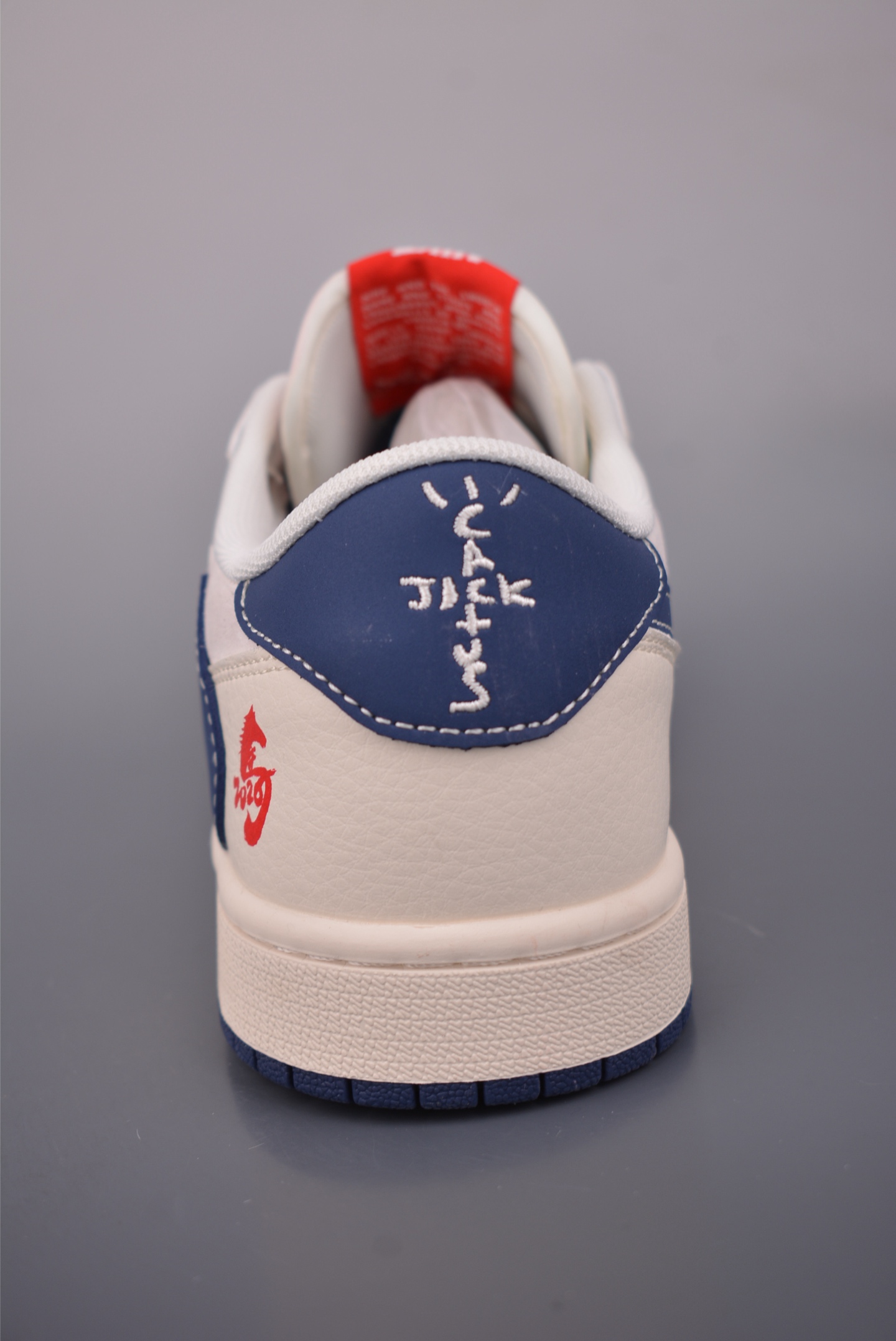 💰260
Fragment x Travis Scott x 马年限定
Air Jordan 1 Low 三方联名倒钩
全新的三方联名低帮倒钩鞋面延续了黑脚趾设计,整双鞋以全荔枝皮打造,腰身搭配白色「倒勾」,再点缀上Travis Scott 标志性的Logo,后跟处以藤原浩最拿手的蓝色为主色调,完善极具Fragment Design的白蓝黑设计风格,左右脚分别以Travis Scott鬼脸和乔丹飞翼加以修饰,彰显出三方联名的奢华格调。
官方货号:ZH2598 9062529
Size:36 36.5 37.5 38 38.5 39 40 40.5 41 42 42.5 43 44 44.5 45