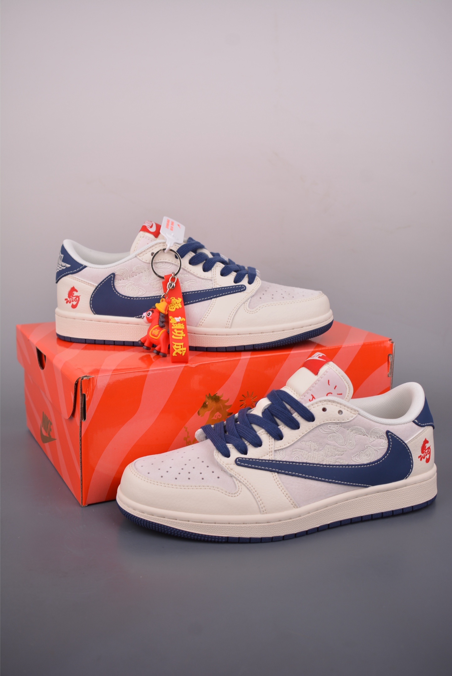 💰260
Fragment x Travis Scott x 马年限定
Air Jordan 1 Low 三方联名倒钩
全新的三方联名低帮倒钩鞋面延续了黑脚趾设计,整双鞋以全荔枝皮打造,腰身搭配白色「倒勾」,再点缀上Travis Scott 标志性的Logo,后跟处以藤原浩最拿手的蓝色为主色调,完善极具Fragment Design的白蓝黑设计风格,左右脚分别以Travis Scott鬼脸和乔丹飞翼加以修饰,彰显出三方联名的奢华格调。
官方货号:ZH2598 9062529
Size:36 36.5 37.5 38 38.5 39 40 40.5 41 42 42.5 43 44 44.5 45