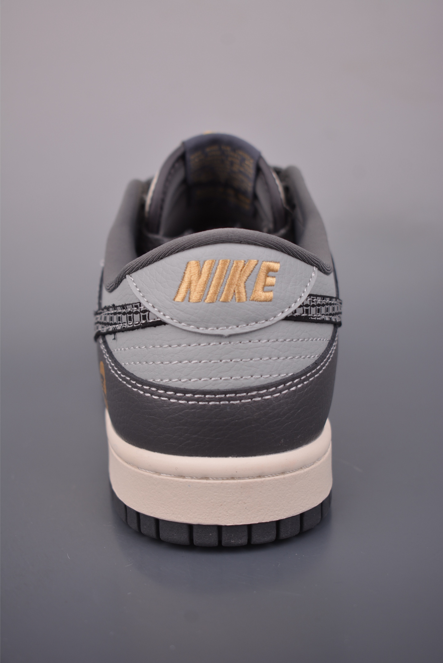 💰260
Nike SB Dunk Low 马年限定
纯原大厂出品 极力推荐
原装头层材料 独家版型蒸餾加工
帶來的是更好的视觉和脚感体验
大厂纯原品质出货 清洁度
电绣工艺 皮料切割干净无任何毛边 细节完美
官方货号: HG0026 0121124
尺码:36 36.5 37.5 38 38.5 39 40 40.5 41 42 42.5 43 44 45