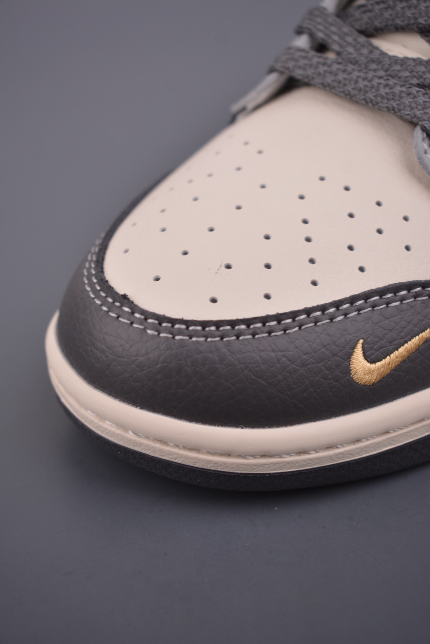 💰260
Nike SB Dunk Low 马年限定
纯原大厂出品 极力推荐
原装头层材料 独家版型蒸餾加工
帶來的是更好的视觉和脚感体验
大厂纯原品质出货 清洁度
电绣工艺 皮料切割干净无任何毛边 细节完美
官方货号: HG0026 0121124
尺码:36 36.5 37.5 38 38.5 39 40 40.5 41 42 42.5 43 44 45