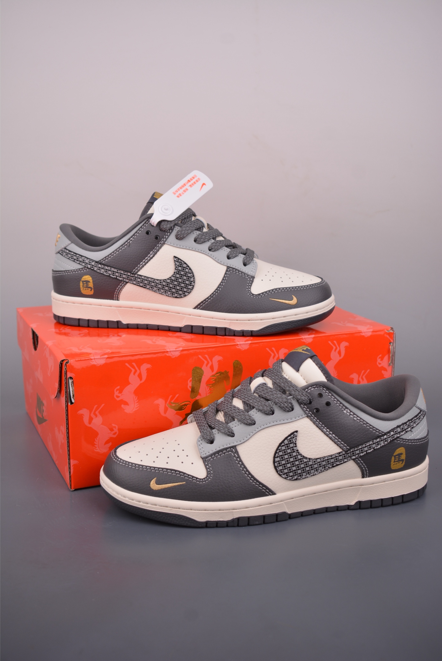 💰260
Nike SB Dunk Low 马年限定
纯原大厂出品 极力推荐
原装头层材料 独家版型蒸餾加工
帶來的是更好的视觉和脚感体验
大厂纯原品质出货 清洁度
电绣工艺 皮料切割干净无任何毛边 细节完美
官方货号: HG0026 0121124
尺码:36 36.5 37.5 38 38.5 39 40 40.5 41 42 42.5 43 44 45