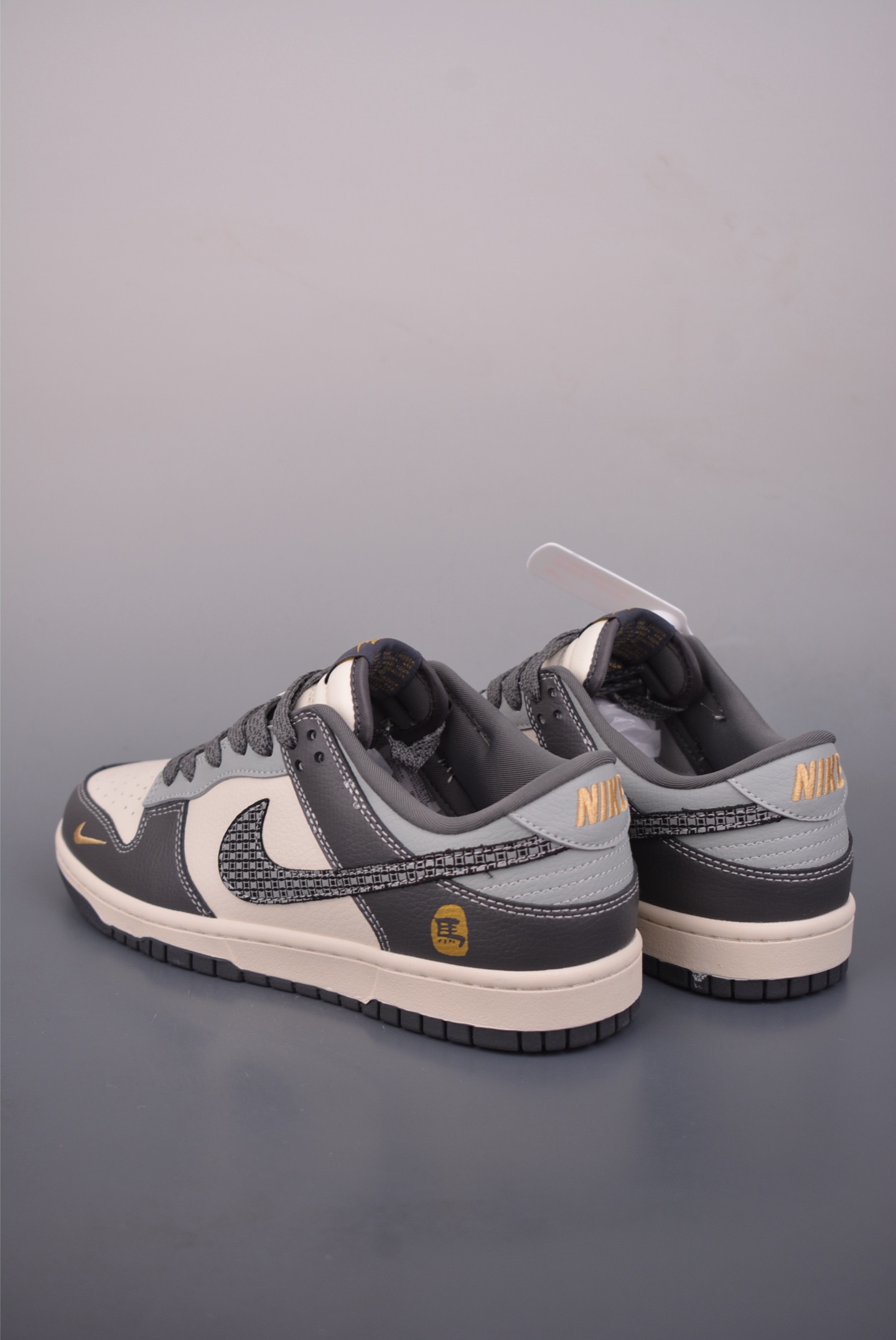 💰260
Nike SB Dunk Low 马年限定
纯原大厂出品 极力推荐
原装头层材料 独家版型蒸餾加工
帶來的是更好的视觉和脚感体验
大厂纯原品质出货 清洁度
电绣工艺 皮料切割干净无任何毛边 细节完美
官方货号: HG0026 0121124
尺码:36 36.5 37.5 38 38.5 39 40 40.5 41 42 42.5 43 44 45