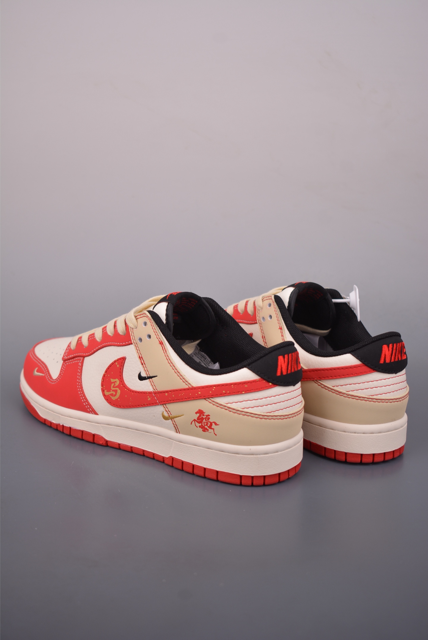 💰260
Nike SB Dunk Low 马年限定
纯原大厂出品 极力推荐
原装头层材料 独家版型蒸餾加工
帶來的是更好的视觉和脚感体验
大厂纯原品质出货 清洁度
电绣工艺 皮料切割干净无任何毛边 细节完美
官方货号: SD6868 113331133
尺码:36 36.5 37.5 38 38.5 39 40 40.5 41 42 42.5 43 44 45