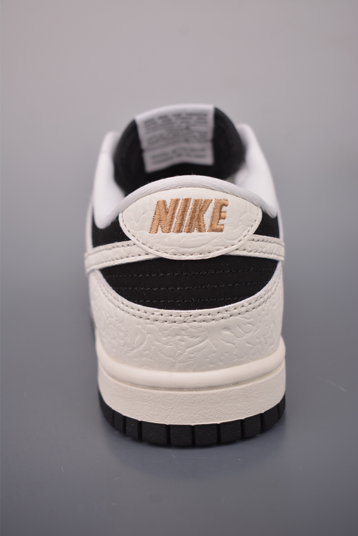 💰260
Nike SB Dunk Low 马年限定
纯原大厂出品 极力推荐
原装头层材料 独家版型蒸餾加工
帶來的是更好的视觉和脚感体验
大厂纯原品质出货 清洁度
电绣工艺 皮料切割干净无任何毛边 细节完美
官方货号: IF3944 0012226
尺码:36 36.5 37.5 38 38.5 39 40 40.5 41 42 42.5 43 44