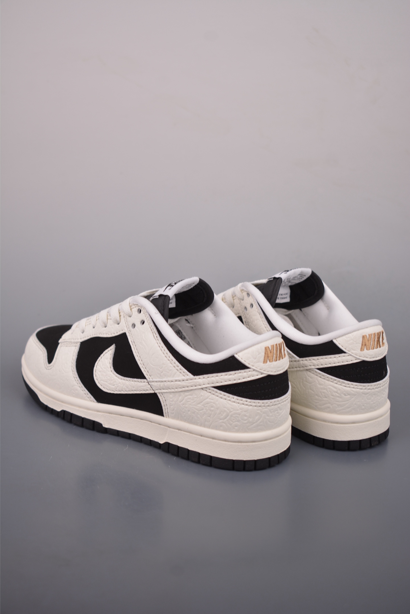 💰260
Nike SB Dunk Low 马年限定
纯原大厂出品 极力推荐
原装头层材料 独家版型蒸餾加工
帶來的是更好的视觉和脚感体验
大厂纯原品质出货 清洁度
电绣工艺 皮料切割干净无任何毛边 细节完美
官方货号: IF3944 0012226
尺码:36 36.5 37.5 38 38.5 39 40 40.5 41 42 42.5 43 44