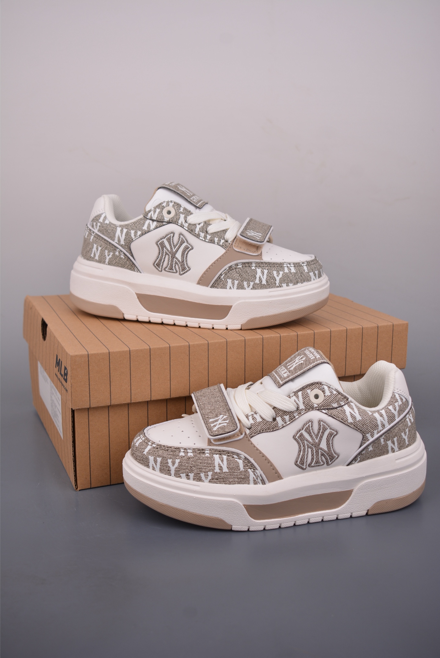 180 MLB CHUNKY LINER DENIM MONOGRAM BL 纽约洋基队 潮流时尚厚底运动鞋 3ASXM026N-Chinese UA Cheap High Quatity Brand Clothes Bags handbags Sneakers wholesale wholesaler seller from China Factory suppliers Fashion Clothing Shoes best Quality Beautiful Price 180 MLB CHUNKY LINER DENIM MONOGRAM BL 纽约洋基队 潮流时尚厚底运动鞋 3ASXM026N