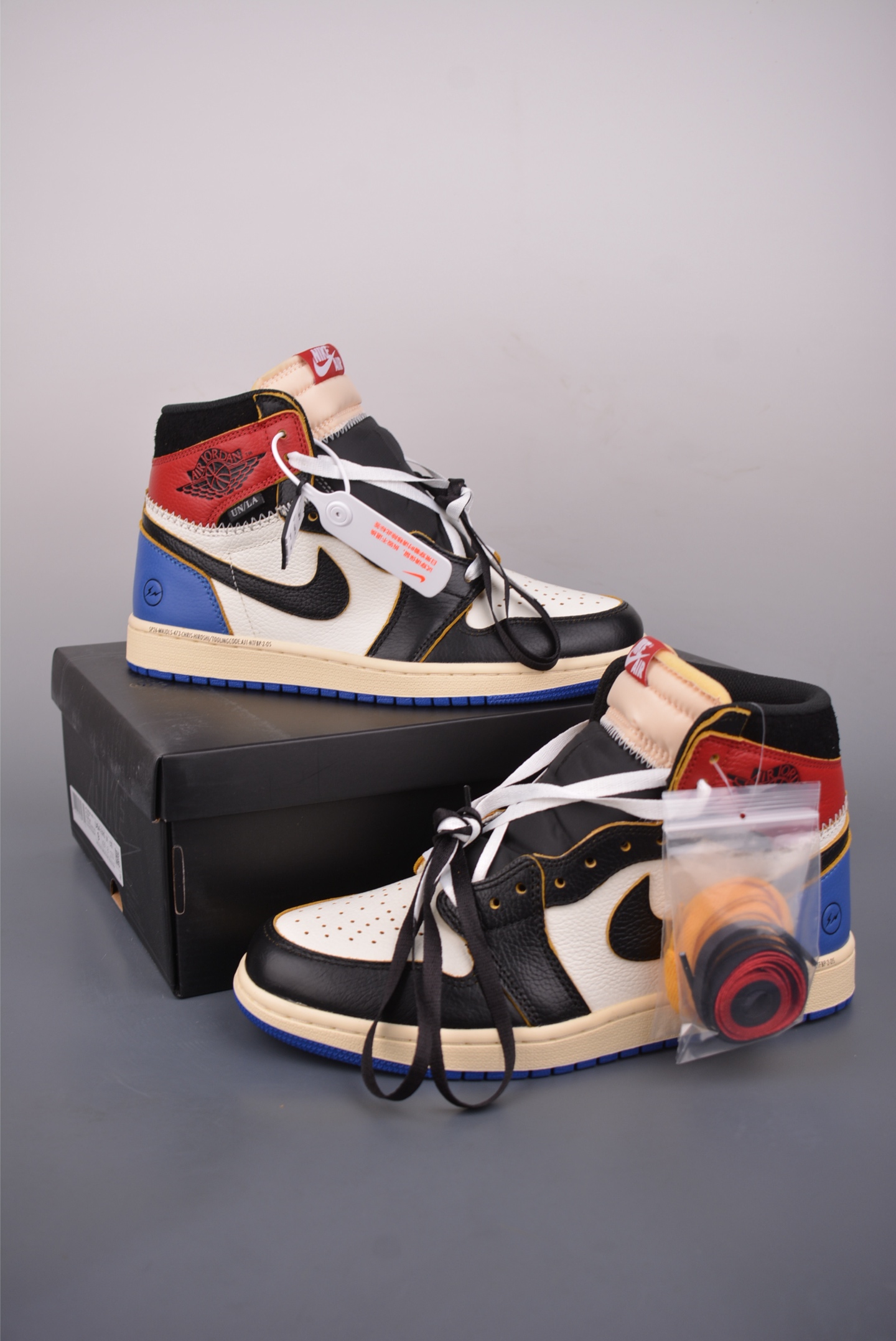 350 Union LA x Fragment Design x Jordan Air Jordan 1 High 复刻黑白蓝 IO7847-002-Chinese UA Cheap High Quatity Brand Clothes Bags handbags Sneakers wholesale wholesaler seller from China Factory suppliers Fashion Clothing Shoes best Quality Beautiful Price 350 Union LA x Fragment Design x Jordan Air Jordan 1 High 复刻黑白蓝 IO7847-002