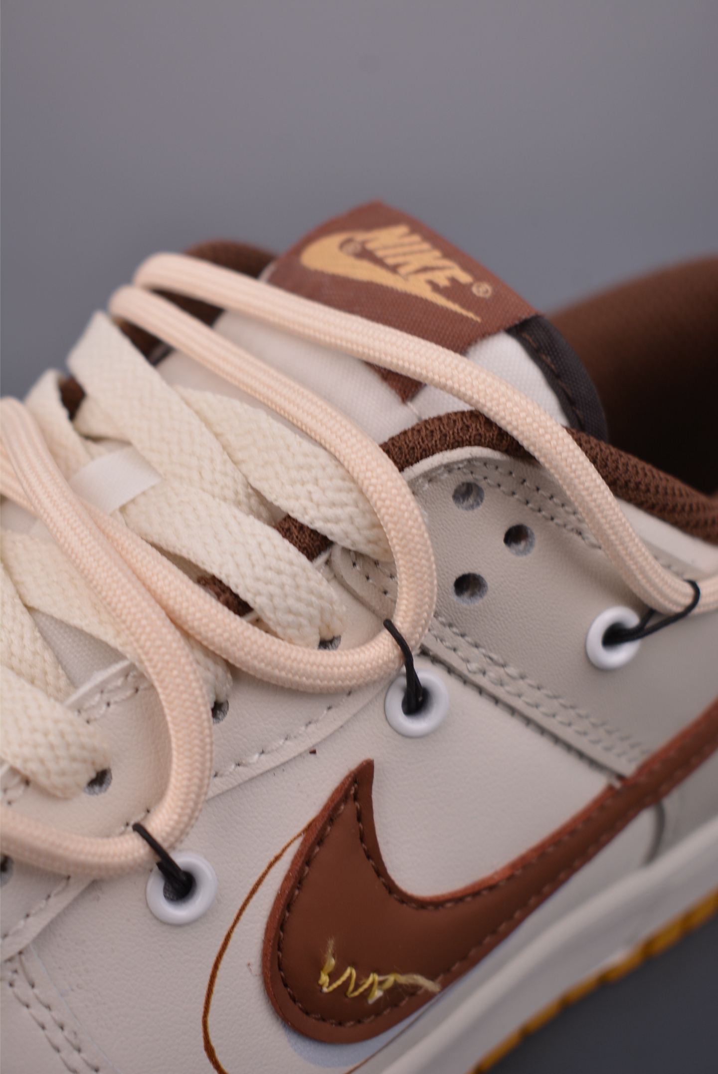 Nike SB Dunk Low 奶茶棕 解构绑带 HM3695-071-Top High Quatity Cheap Sneakers Fashion Clothing Clothes Bags handbags Shoes of all Brand wholesale With The best Quality And Beautiful Price from China Factory Chinese suppliers wholesaler seller Nike SB Dunk Low 奶茶棕 解构绑带 HM3695-071