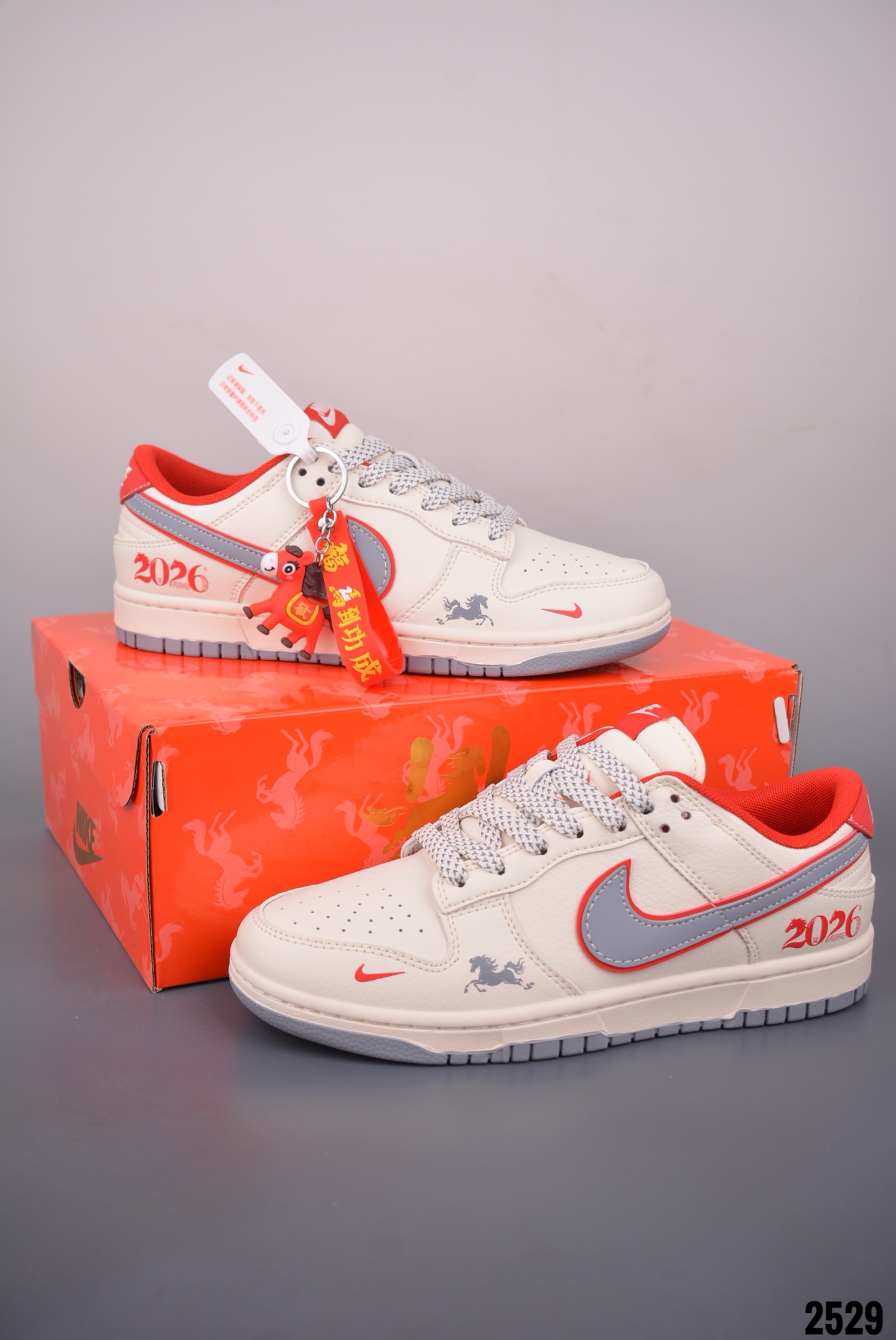Nike SB Dunk Low 马年限定