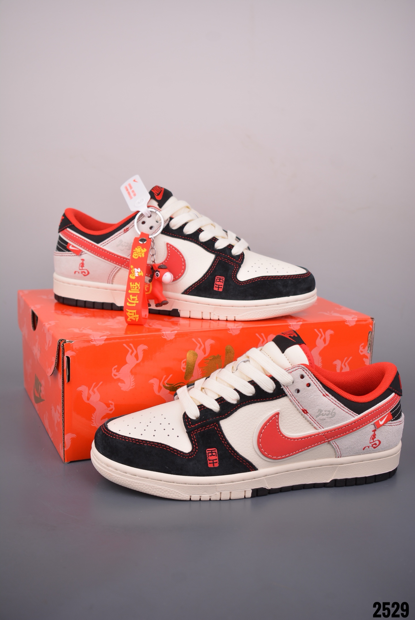 Nike SB Dunk Low 马年限定