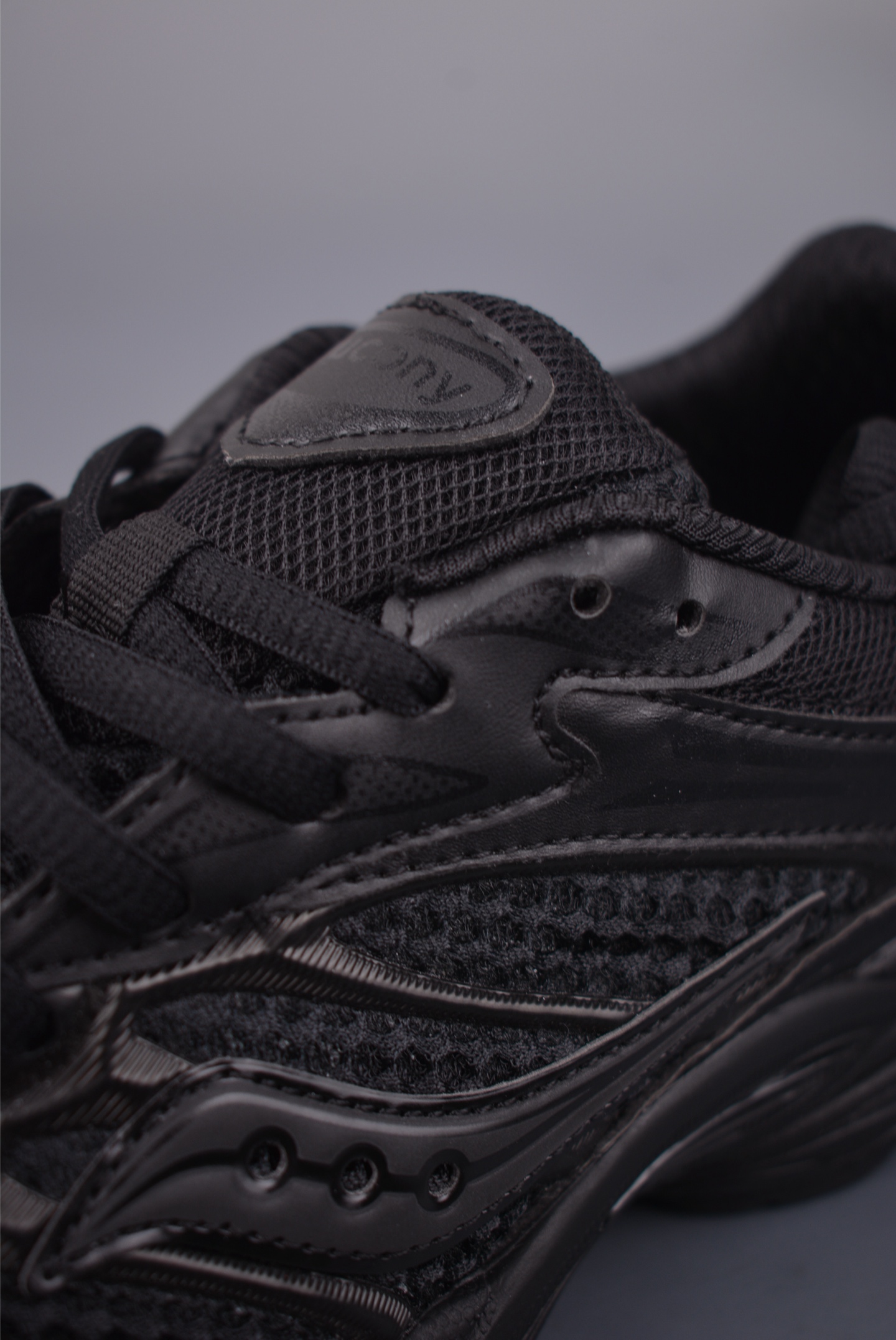 280 Saucony索康尼 Pro Grid Omni 9 全擎9 舒适柔软跑步鞋 S70897