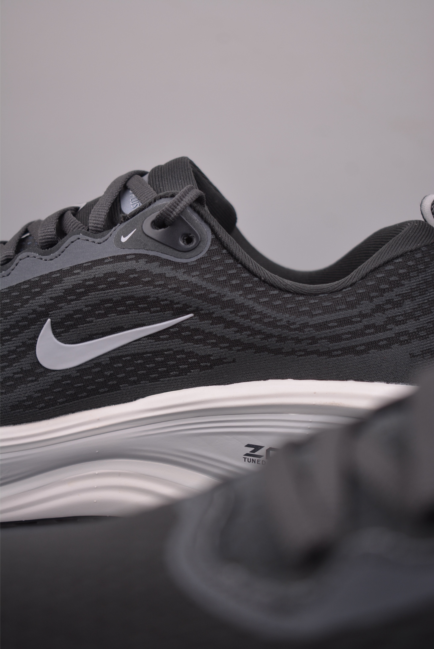 180 Nike Air Zoom Vomero Plus HV8150-008-Chinese UA Cheap High Quatity Brand Clothes Bags handbags Sneakers wholesale wholesaler seller from China Factory suppliers Fashion Clothing Shoes best Quality Beautiful Price 180 Nike Air Zoom Vomero Plus HV8150-008