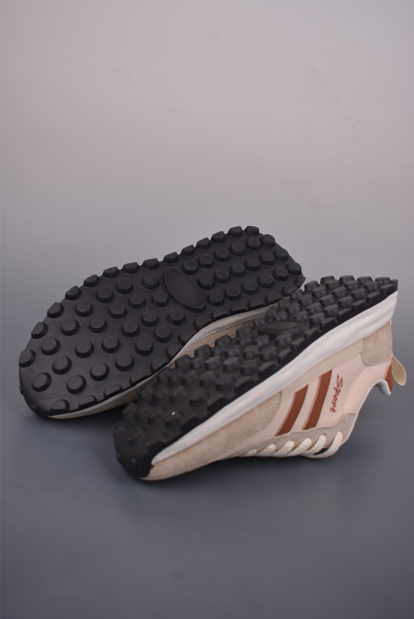 23ss FENDI芬迪潮流时尚低帮 休闲运动鞋系列 7E1493-Top High Quatity Cheap Sneakers Fashion Clothing Clothes Bags handbags Shoes of all Brand wholesale With The best Quality And Beautiful Price from China Factory Chinese suppliers wholesaler seller 23ss FENDI芬迪潮流时尚低帮 休闲运动鞋系列 7E1493