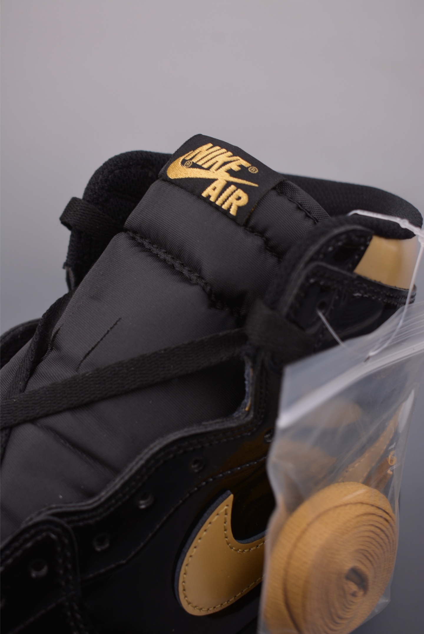 Jordan Air Jordan 1 High 黑金 莞产原底面 555088-032