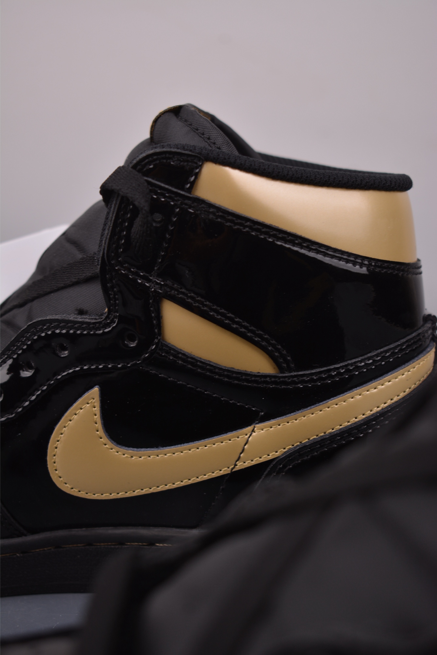 Jordan Air Jordan 1 High 黑金 莞产原底面 555088-032