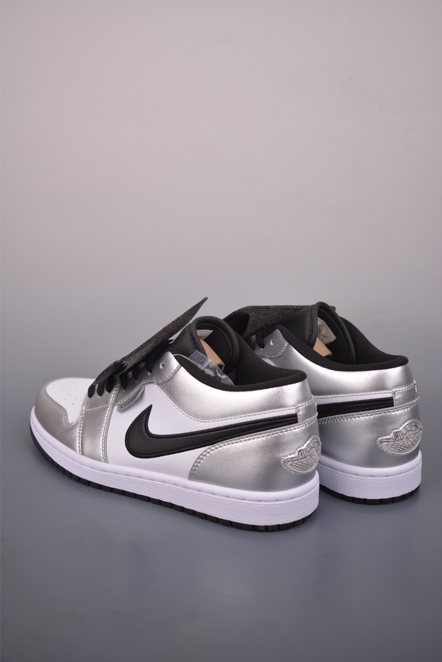 180 Air Jordan 1 Low 白银黑 AJ1乔1低帮休闲板鞋 IR2278-100-Chinese UA Cheap High Quatity Brand Clothes Bags handbags Sneakers wholesale wholesaler seller from China Factory suppliers Fashion Clothing Shoes best Quality Beautiful Price 180 Air Jordan 1 Low 白银黑 AJ1乔1低帮休闲板鞋 IR2278-100
