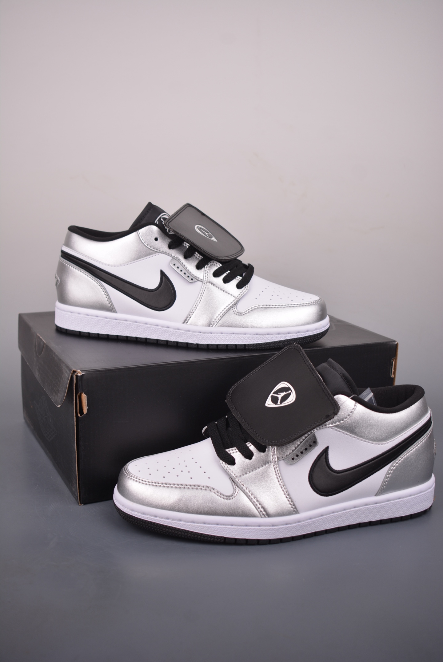 180 Air Jordan 1 Low 白银黑 AJ1乔1低帮休闲板鞋 IR2278-100-Chinese UA Cheap High Quatity Brand Clothes Bags handbags Sneakers wholesale wholesaler seller from China Factory suppliers Fashion Clothing Shoes best Quality Beautiful Price 180 Air Jordan 1 Low 白银黑 AJ1乔1低帮休闲板鞋 IR2278-100